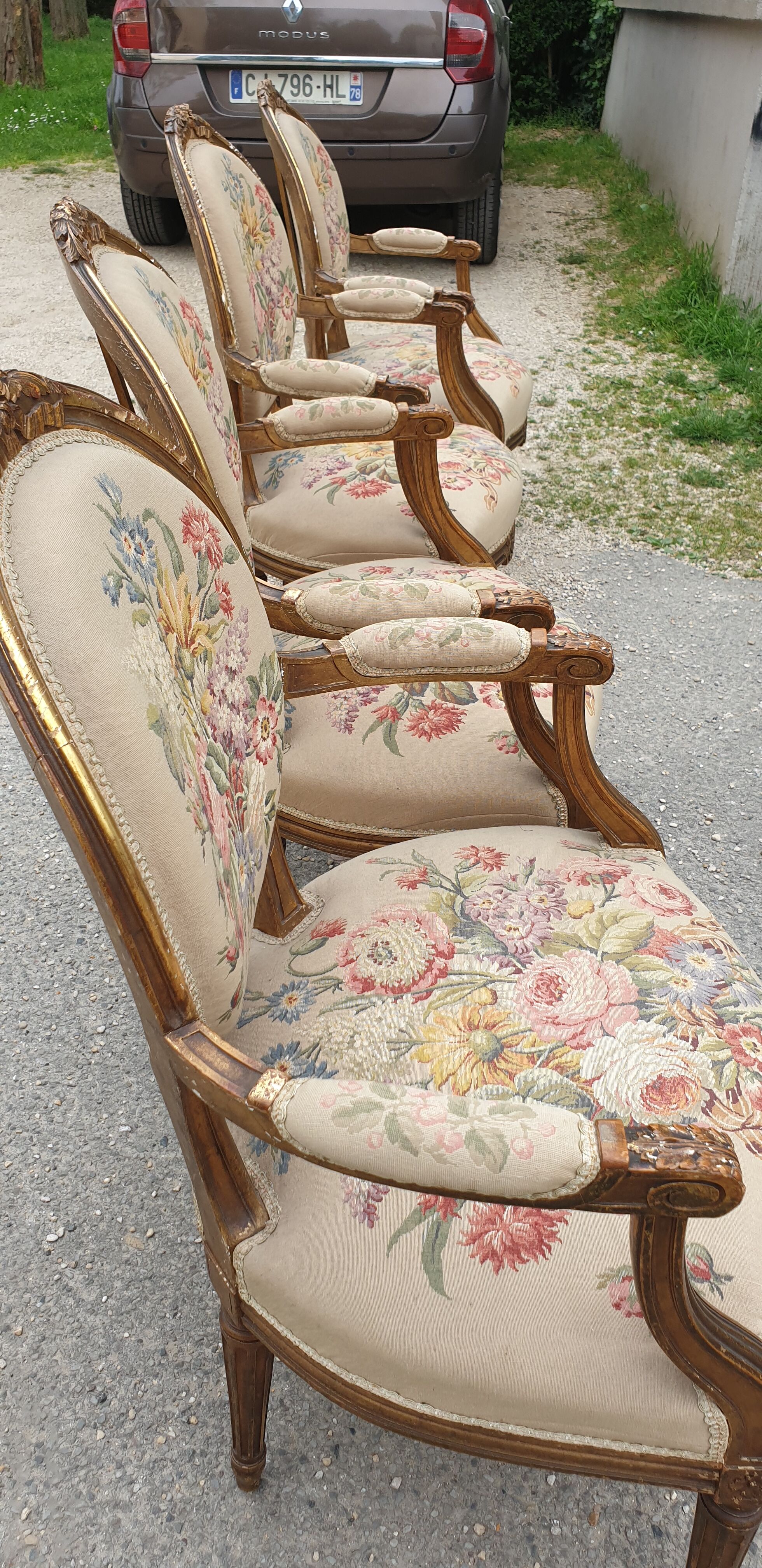 Fauteuil en bois doré à dossier médaillon de style louis xvi