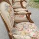 Fauteuil en bois doré à dossier médaillon de style louis xvi