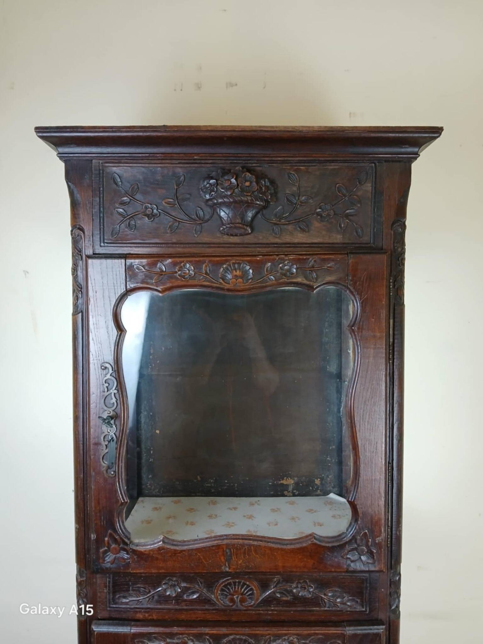 vitrine Louis XV Provençale en chêne vers 1850-1880  façade