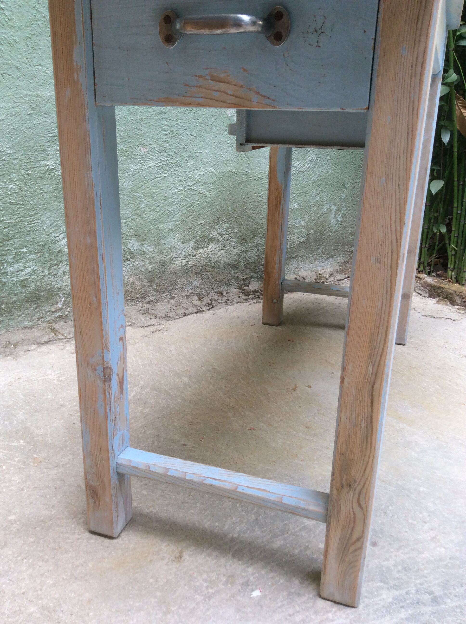 Small set-up with drawers