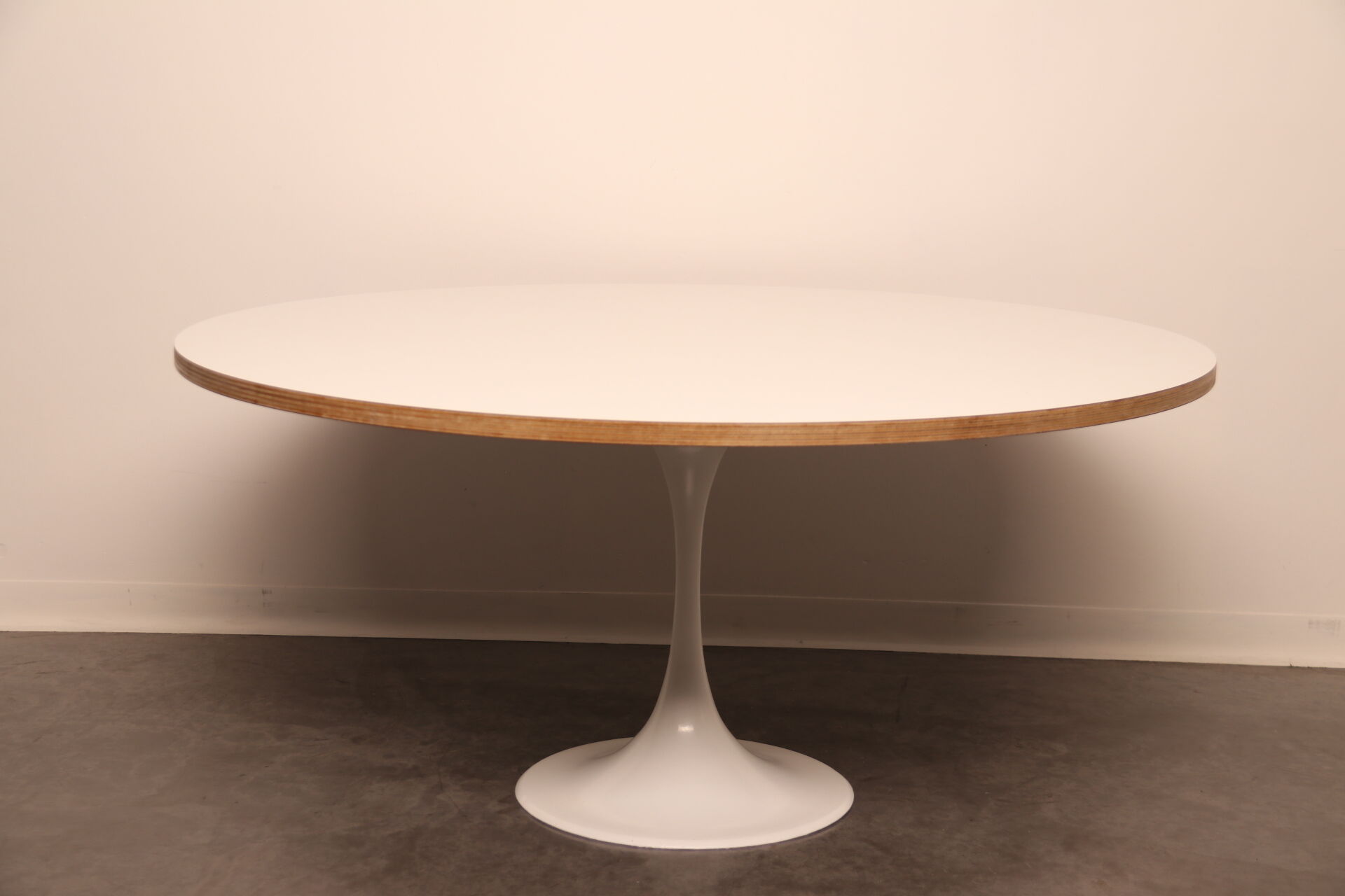 Table basse avec pied tulipe blanche - années 1960