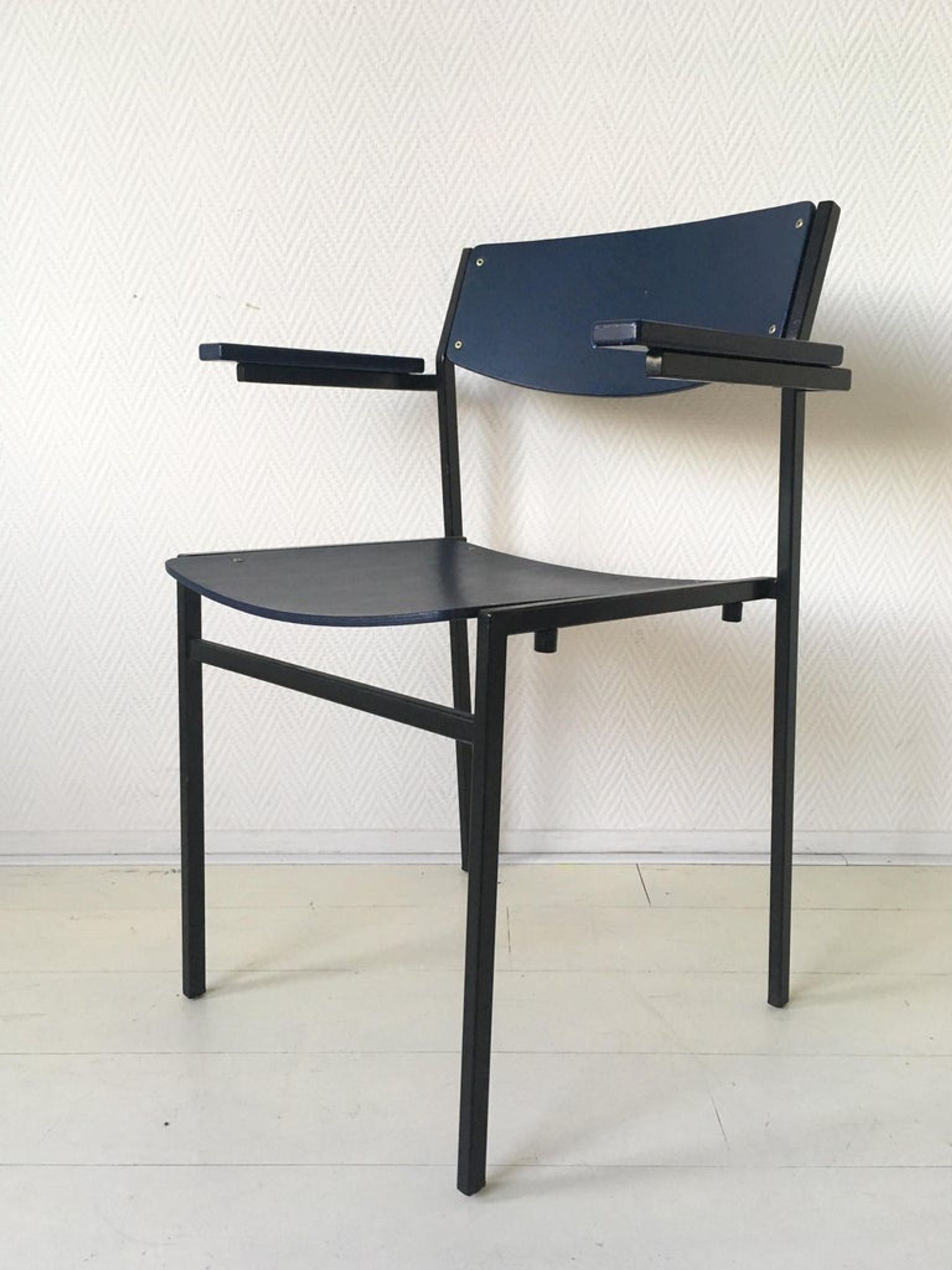 4 fauteuils empilables minimalistes en métal bleu et contreplaqué par Gijs van der Sluis