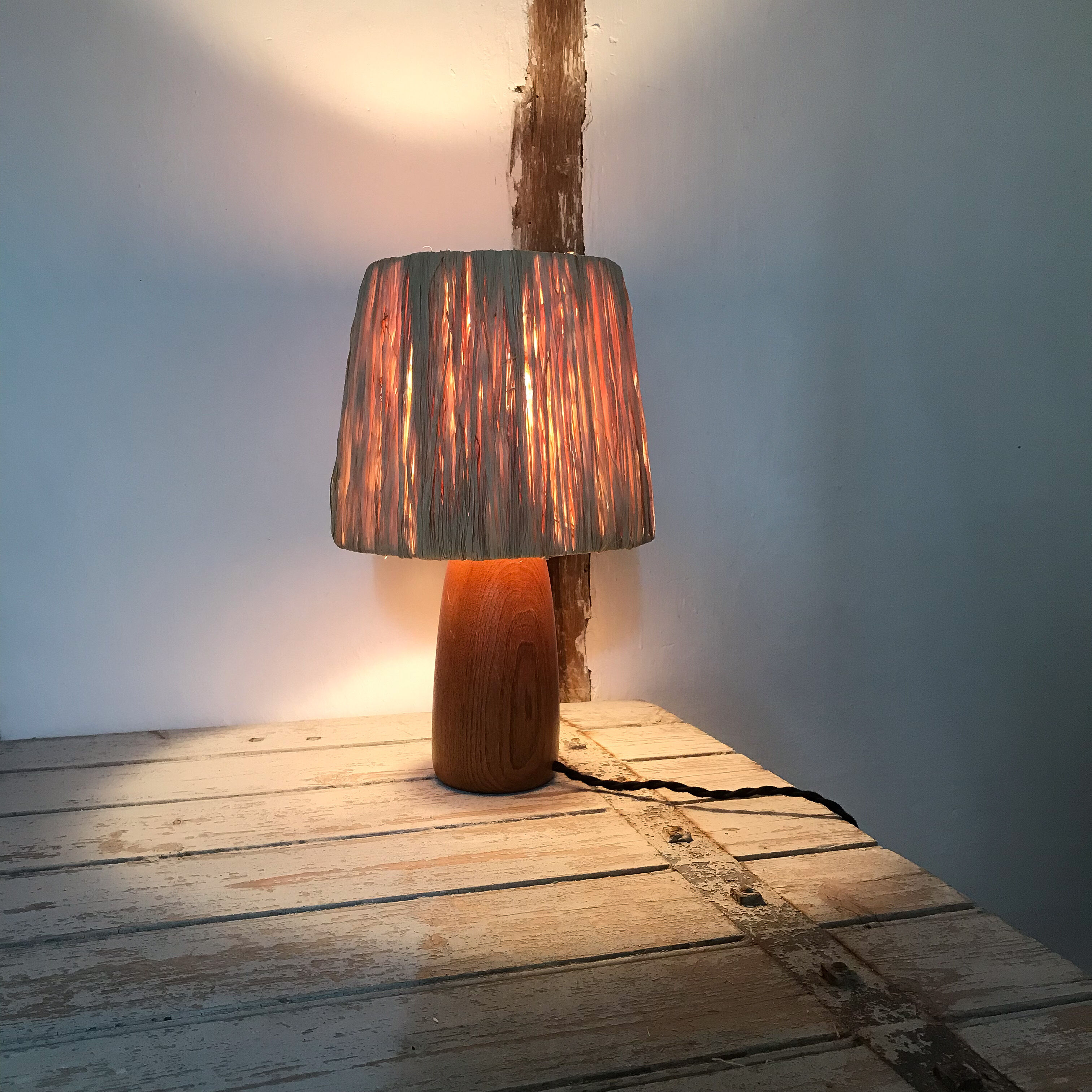 Table lamp in wood and raffia