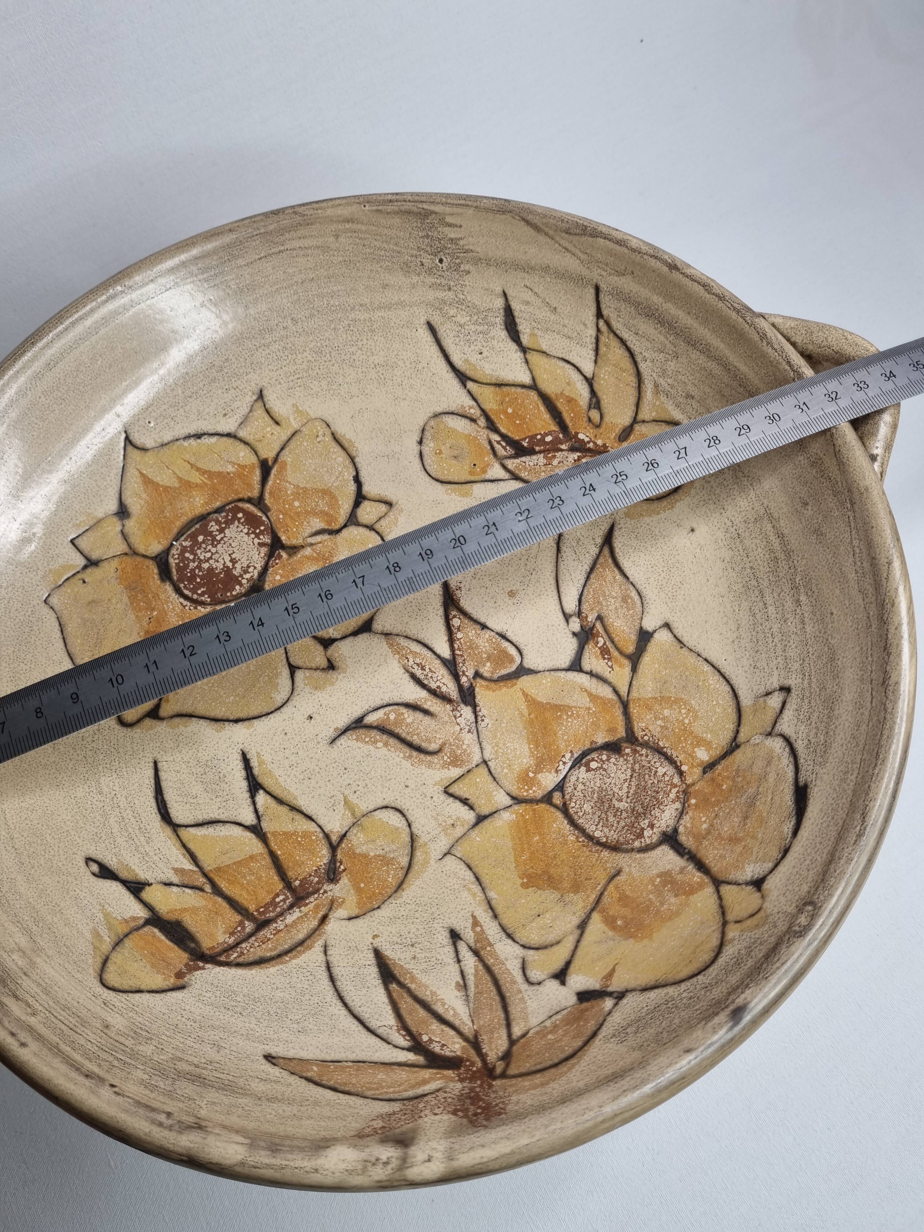 Plat de présentation sur piédouche en céramique émaillée, Vallauris, 34 cm