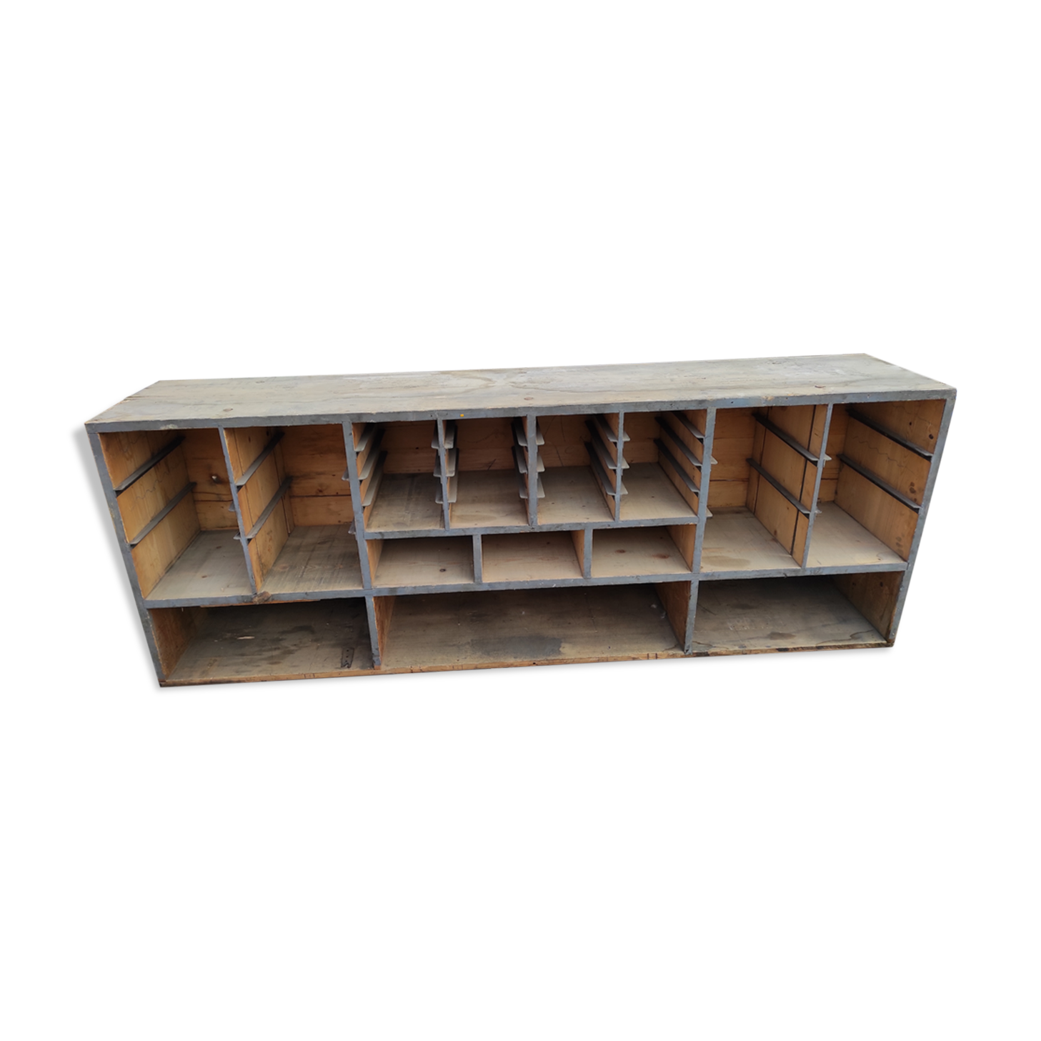 Ancien meuble casier d'atelier industriel en bois de sapin