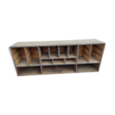 Ancien meuble casier d'atelier industriel en bois de sapin