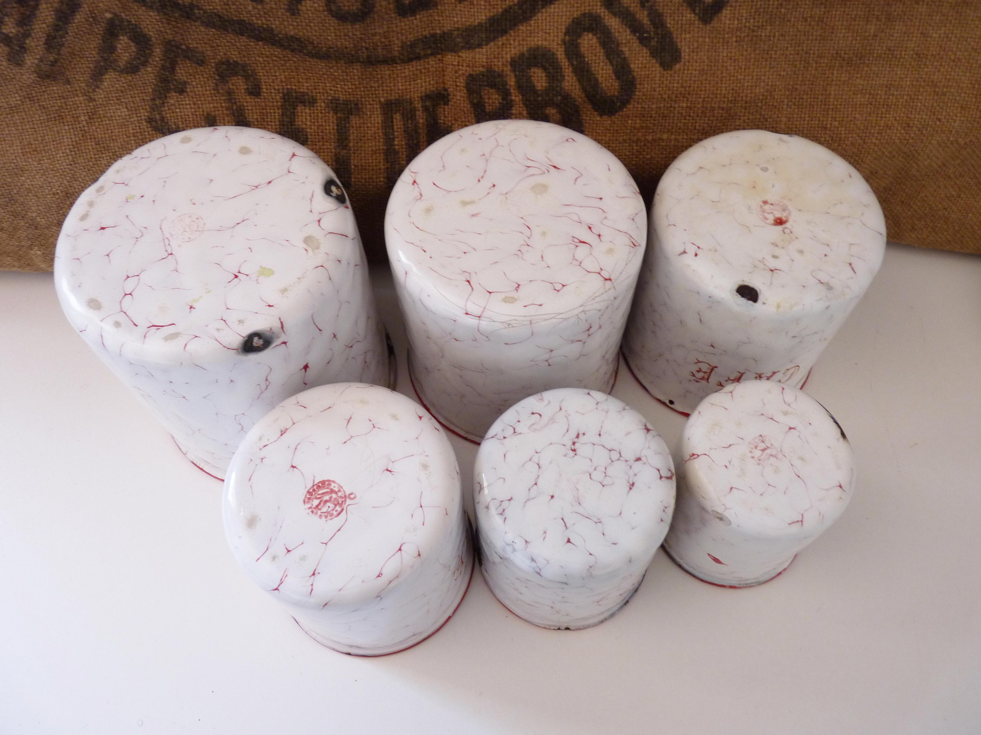 Series of 6 spice pots in white and red enamel for cooking