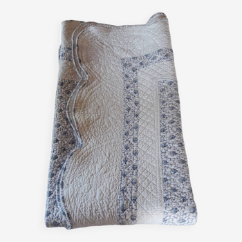 Plaid / jeté de lit boutis réversible blanc bleu motif floral marque Soleiado