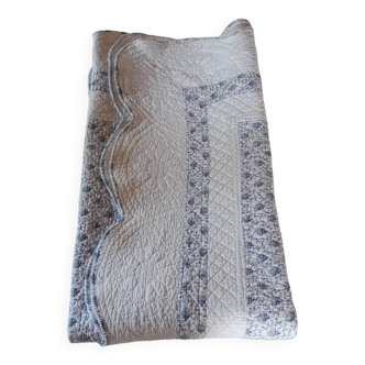 Plaid / jeté de lit boutis réversible blanc bleu motif floral marque Soleiado