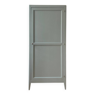 Armoire en bois peint