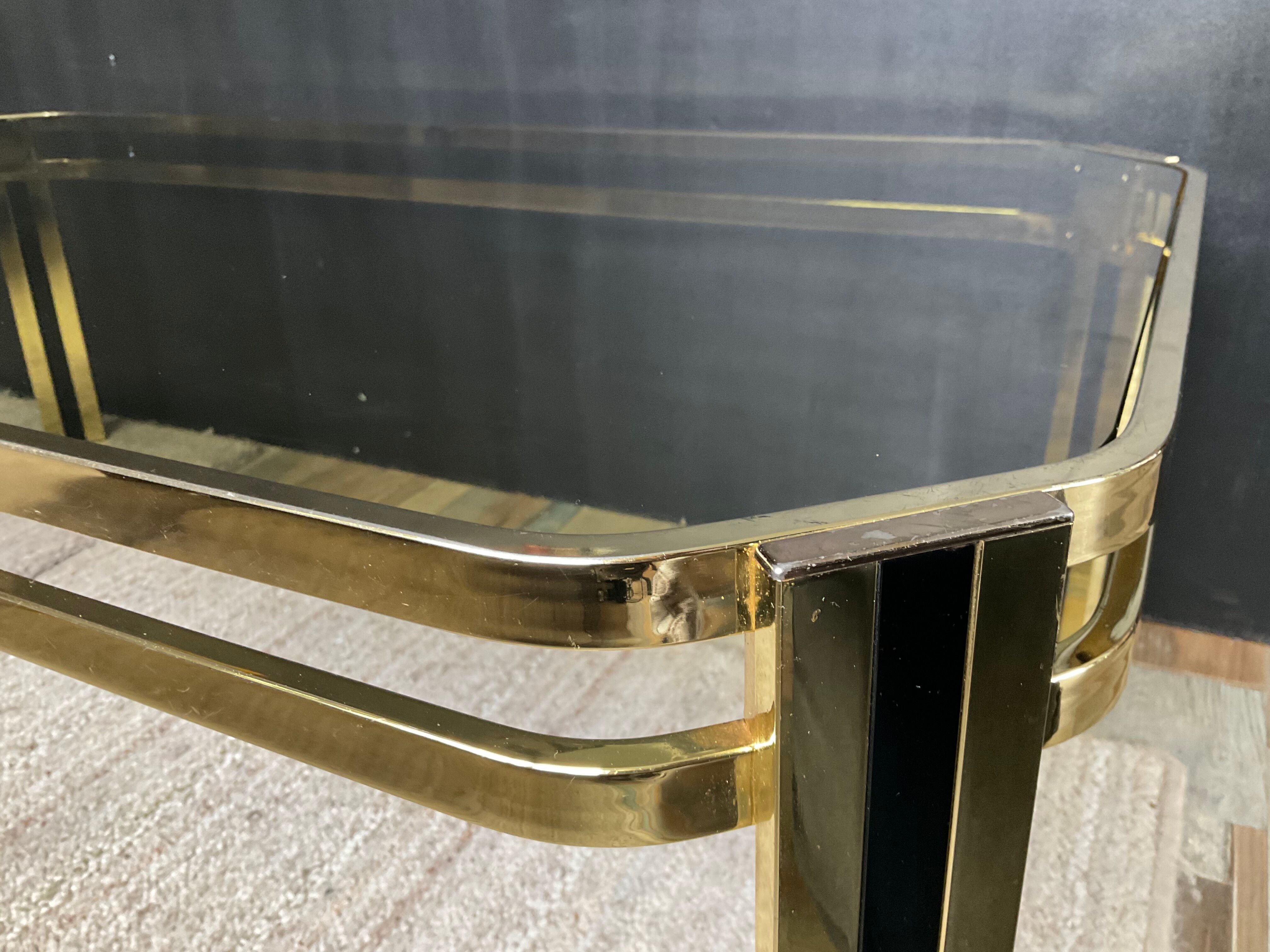 Table basse vintage années 70 en métal doré et verre fumé