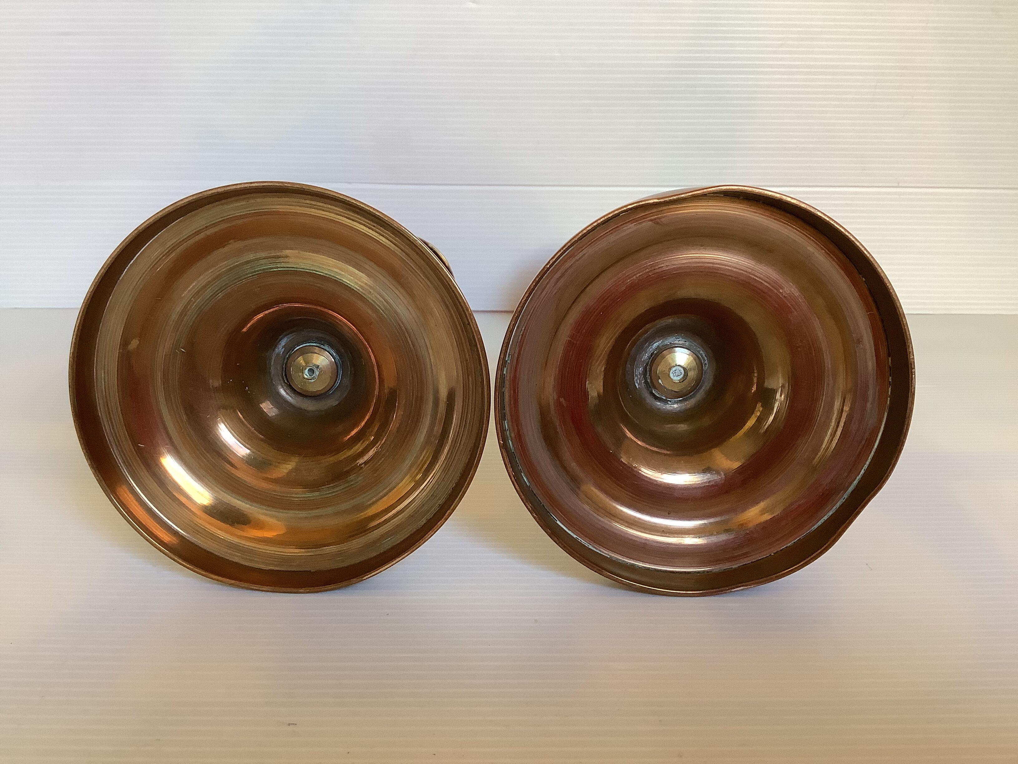 Paire d’anciens bougeoirs en laiton