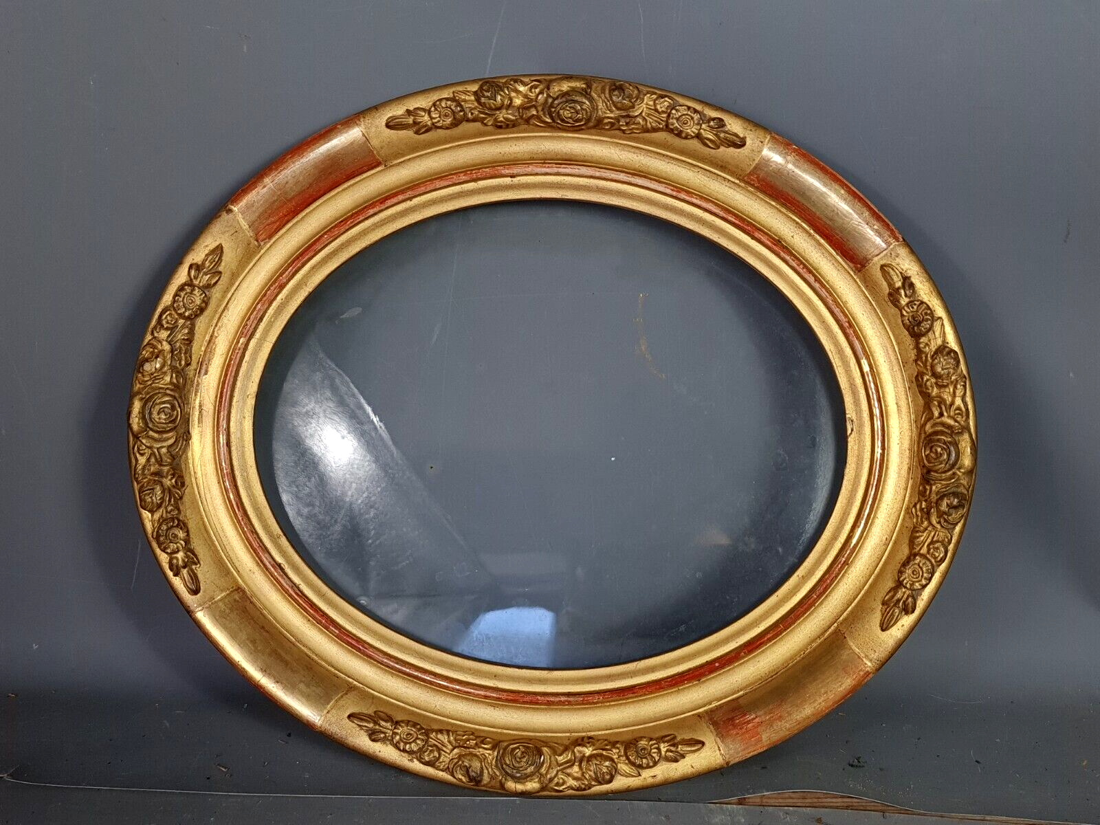 Oval frame nineteenth century gilded stucco wood and glass 36x31 foliage 28x23 cm