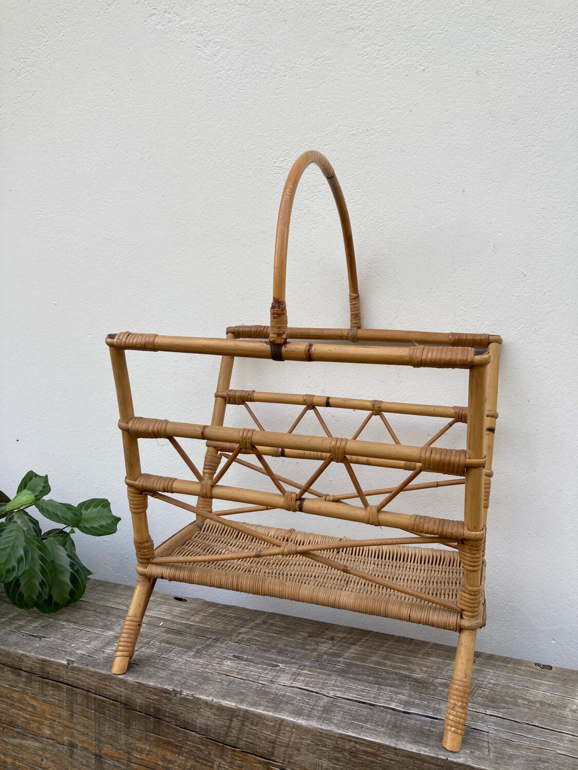 Vinyl holder in rattan and bamboo