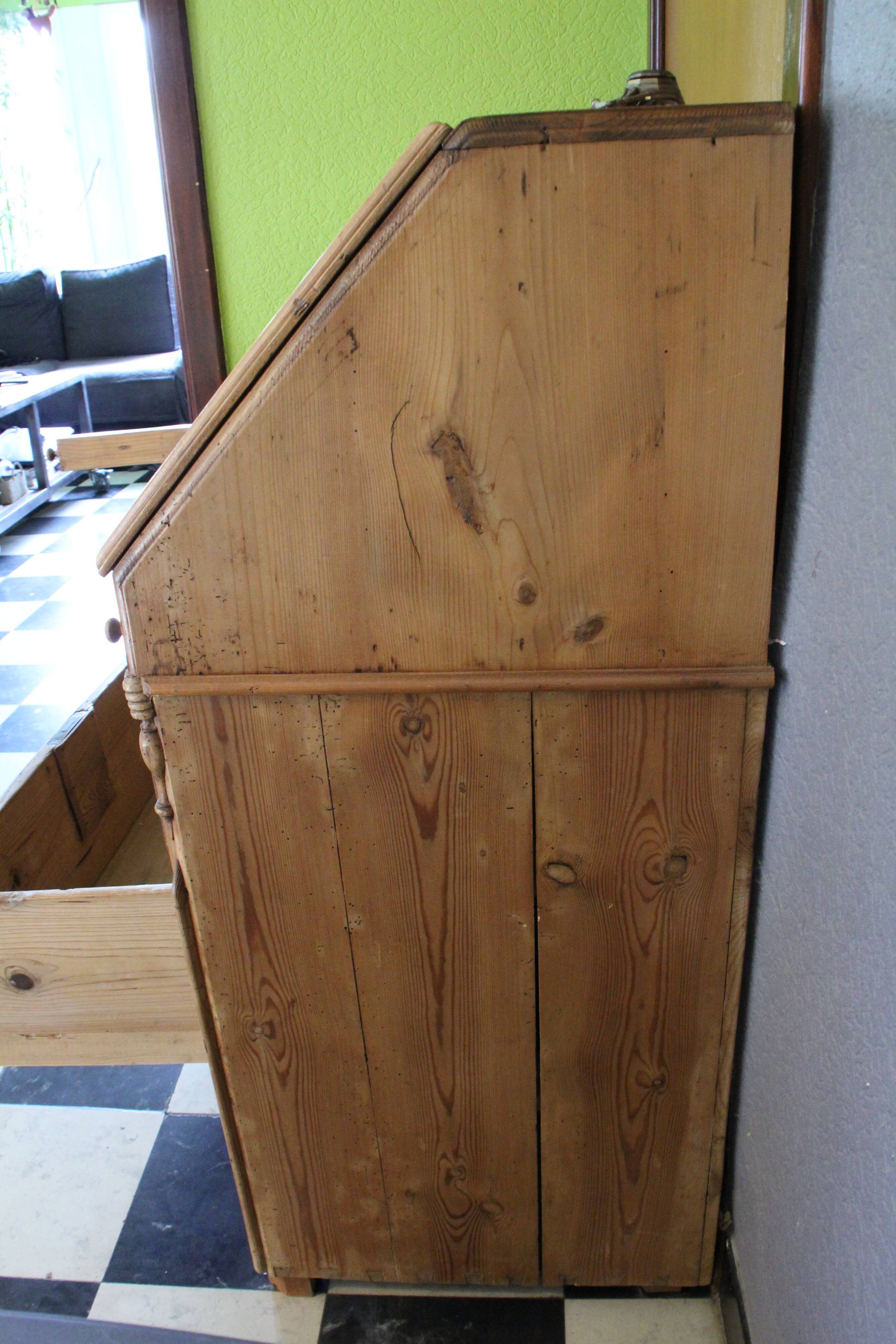 Writing desk in solid pine