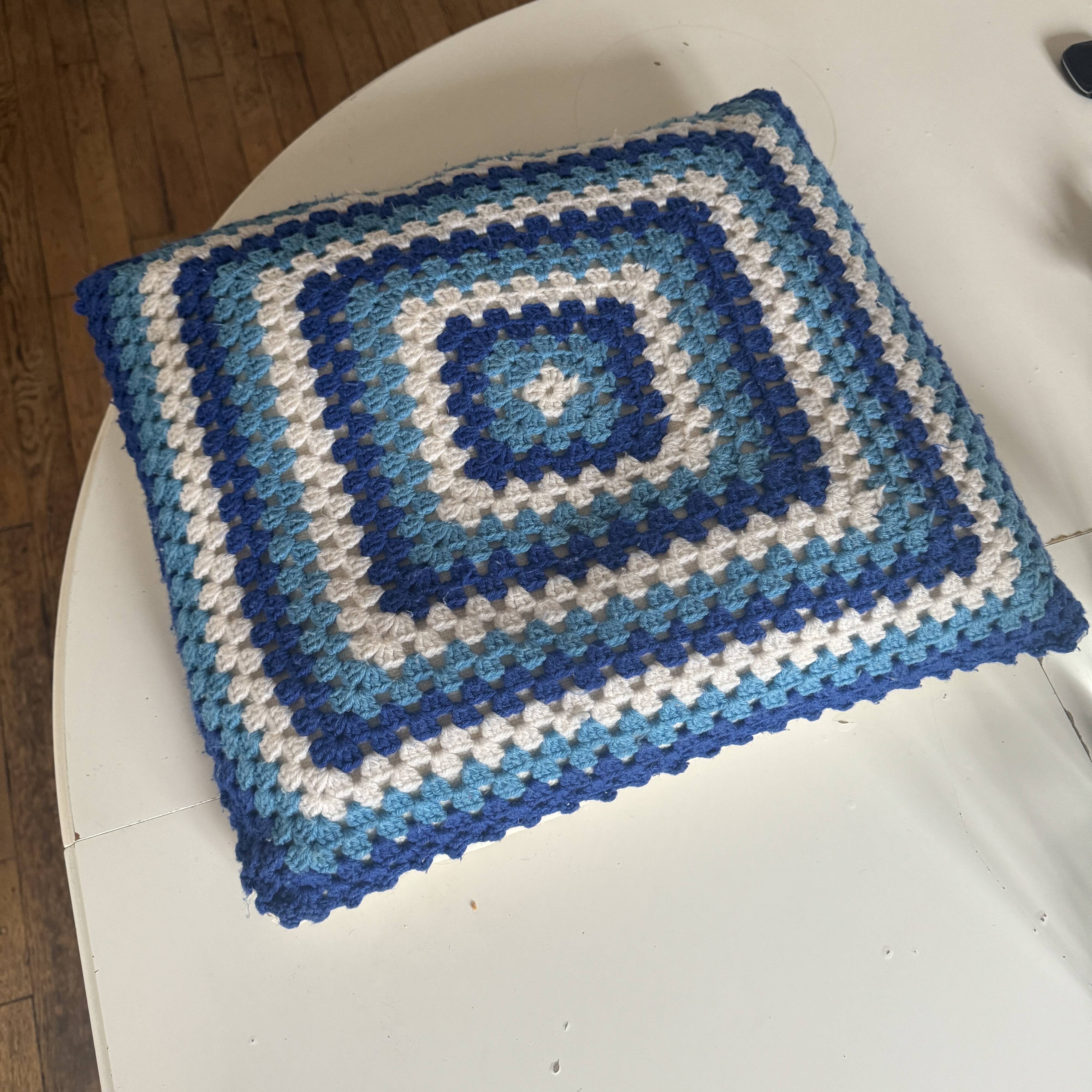 Coussin bleu crochet 1970 seventies