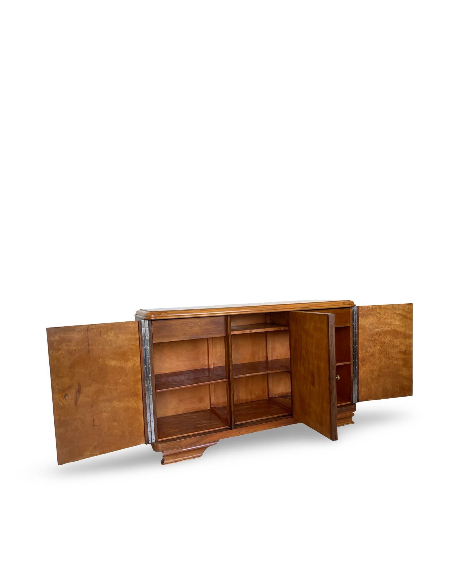 Italian Art deco burl walnut sideboard, of great quality.
