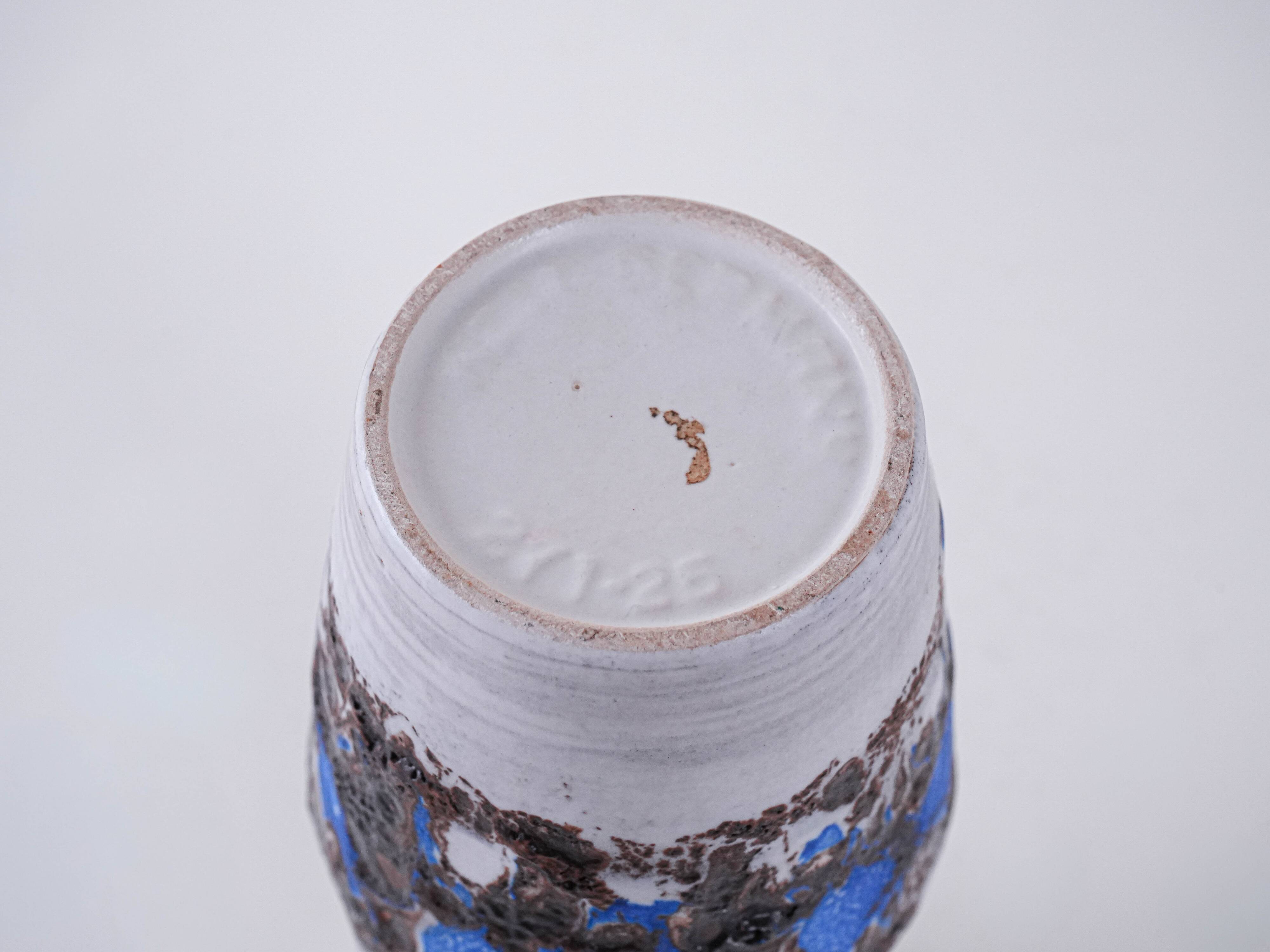 Vase en céramique avec une poignée, design allemand, années 1960, fabriqué en Allemagne de l'Ouest.