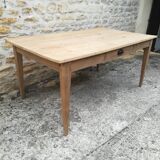 Closing table a drawer