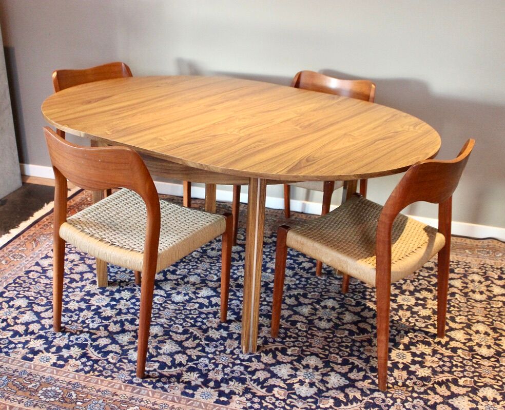 able to eat vintage round in formica imitation teak, with hidden extension, Scandinavian style