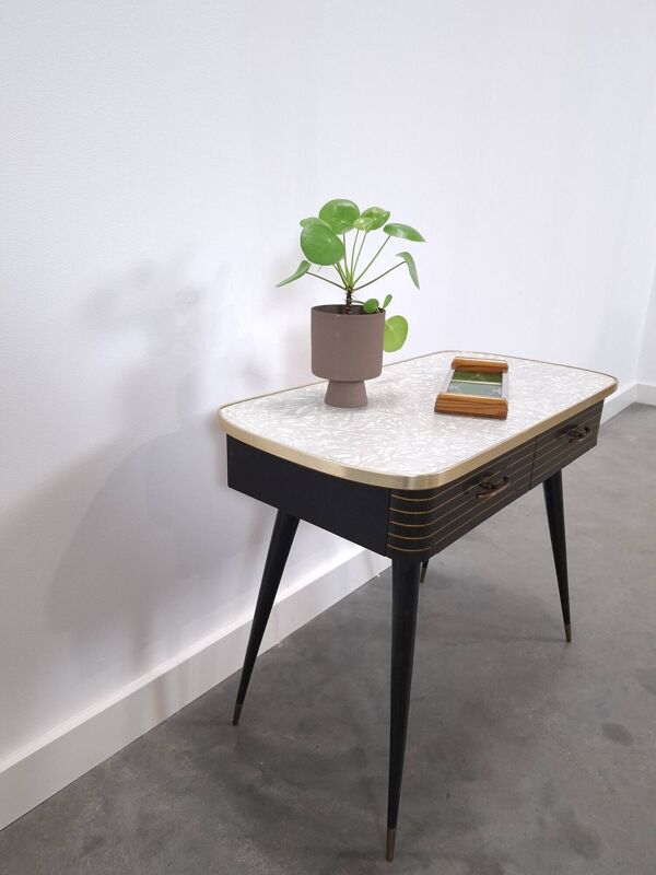 Jaren 50 meuble avec pieds inclinés, plateau en formica, tiroirs et détails dorés.