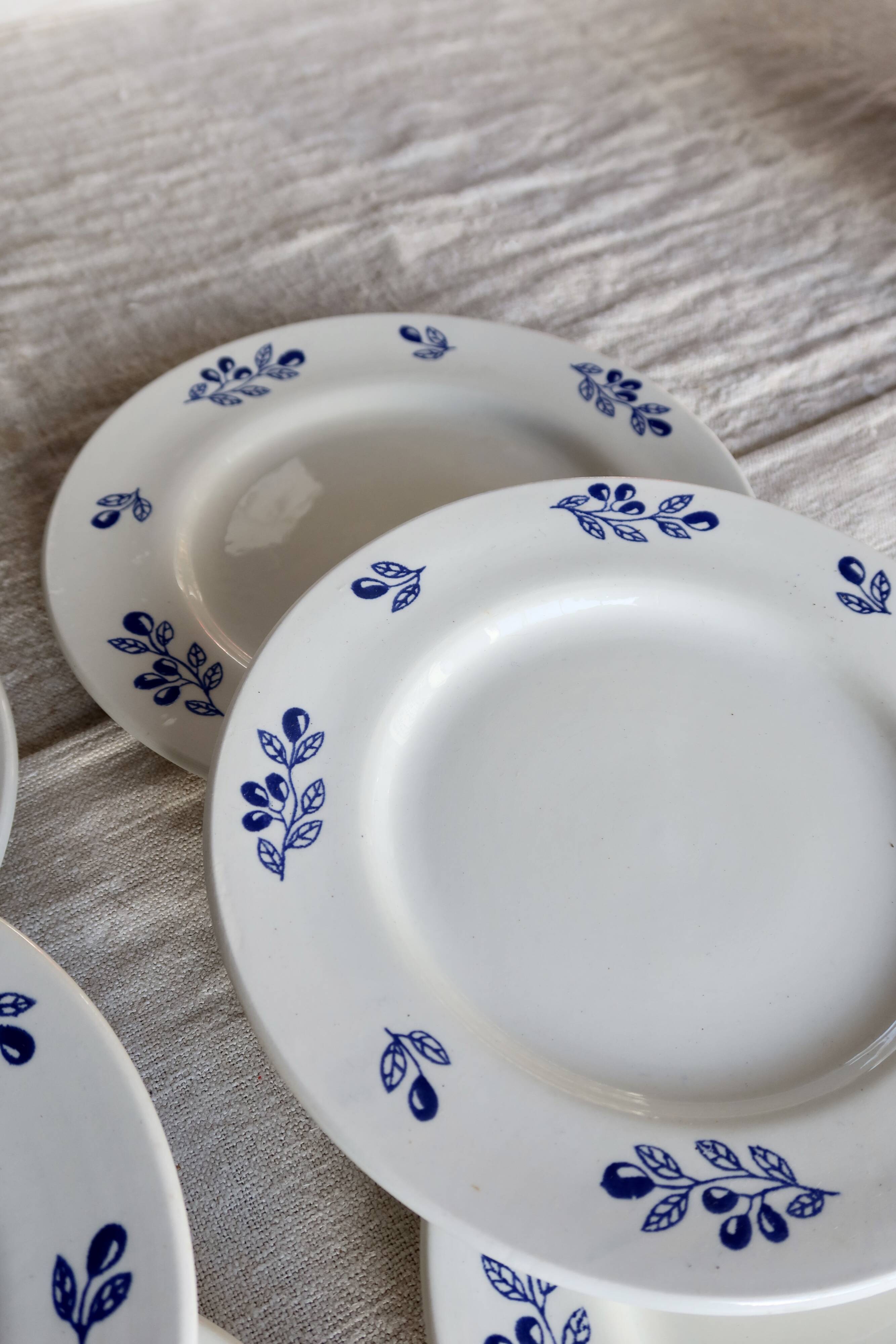 6 vintage ivory earthenware dessert plates - Blue olive pattern