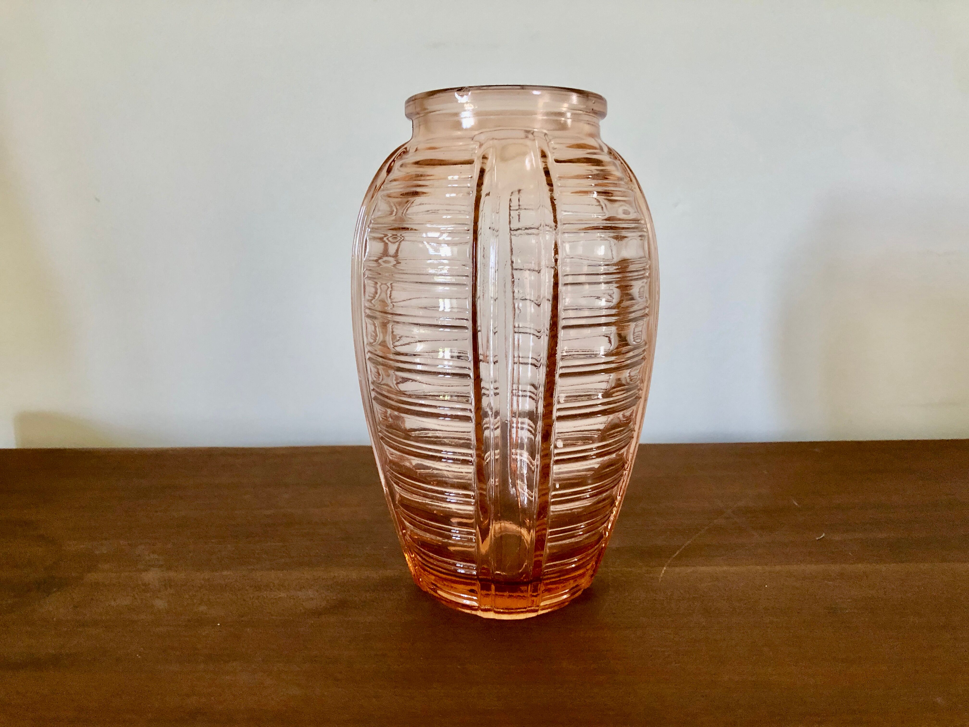 Vase en verre rose art déco
