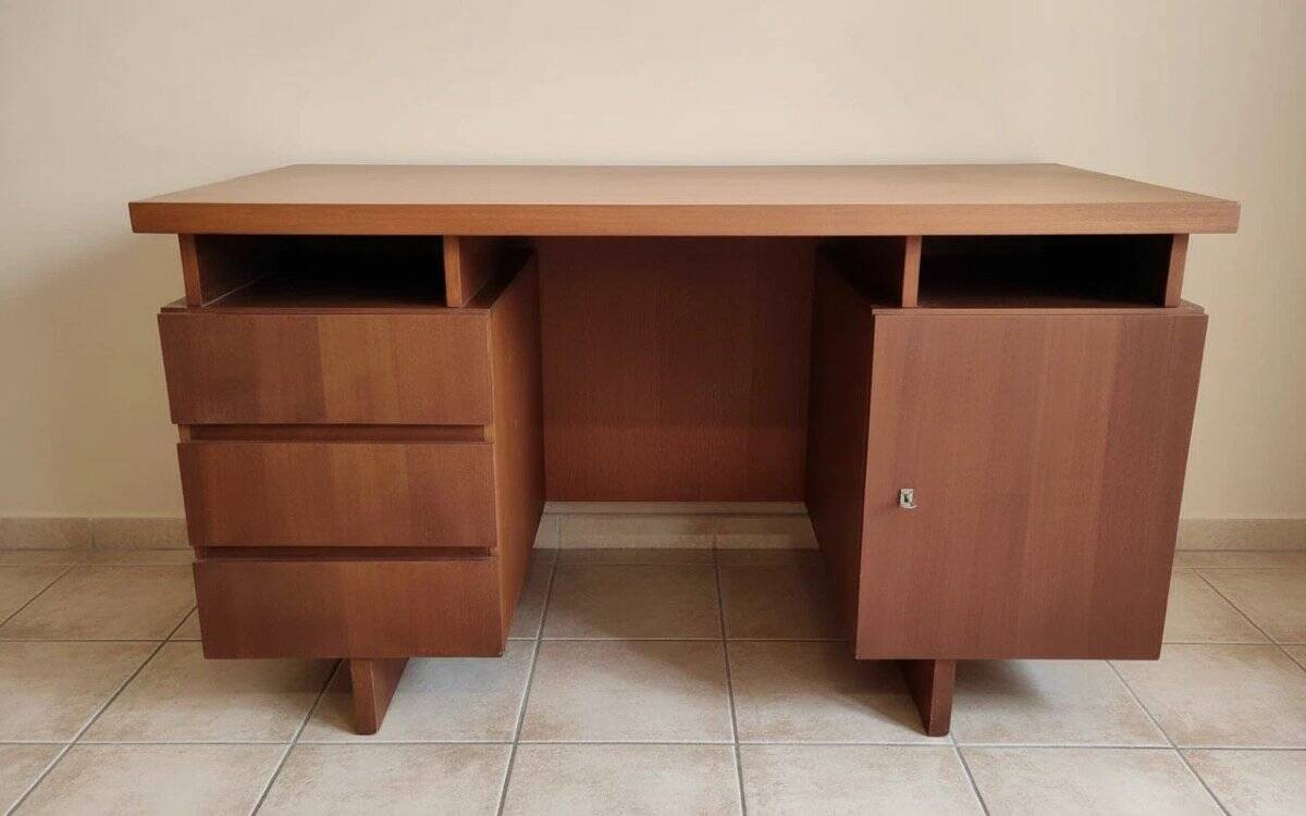 Bureau de centre a caissons, scandinave en teck, vers 1960-1970