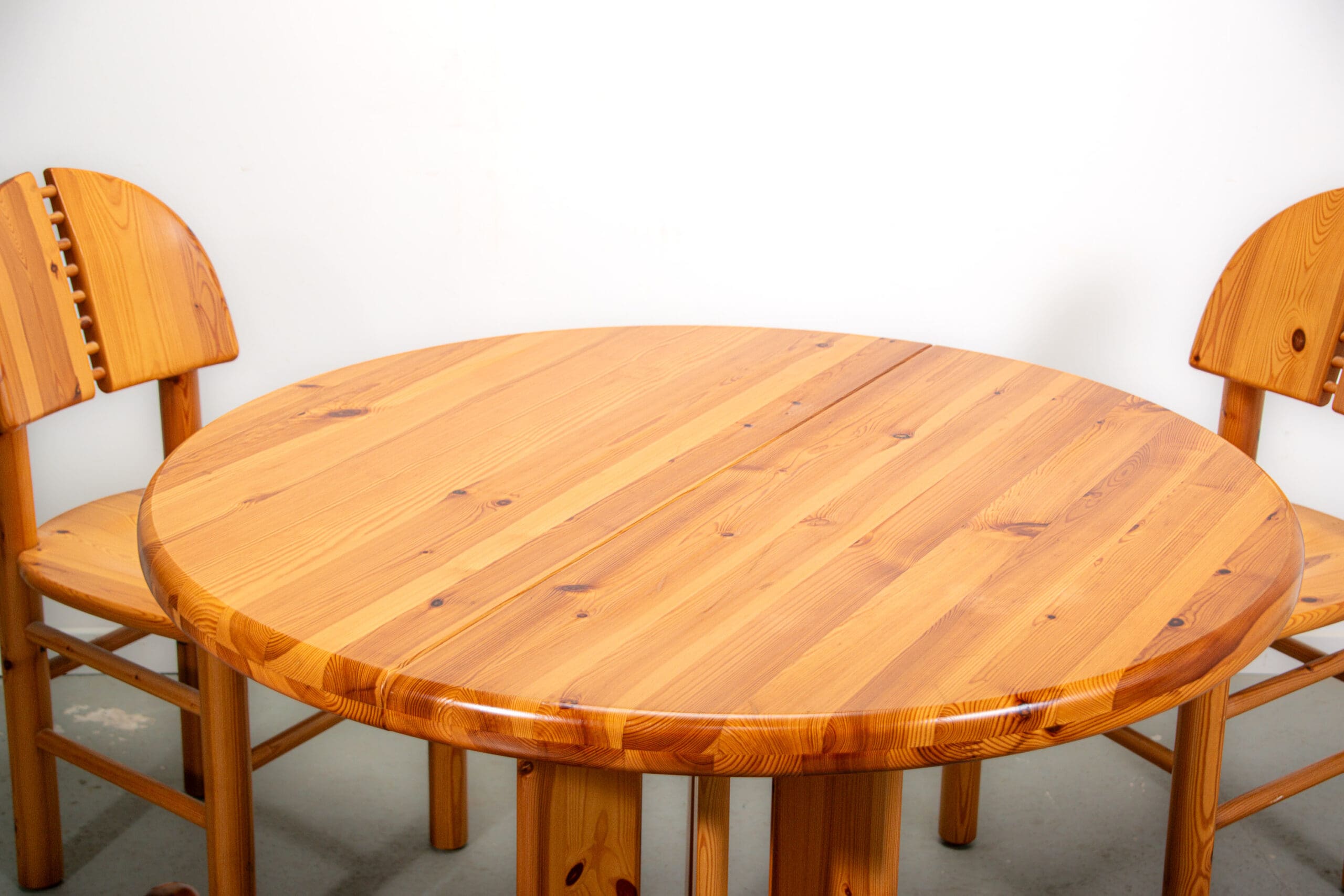 Ranier Daumiller dining room set with 4 chairs and round dining table