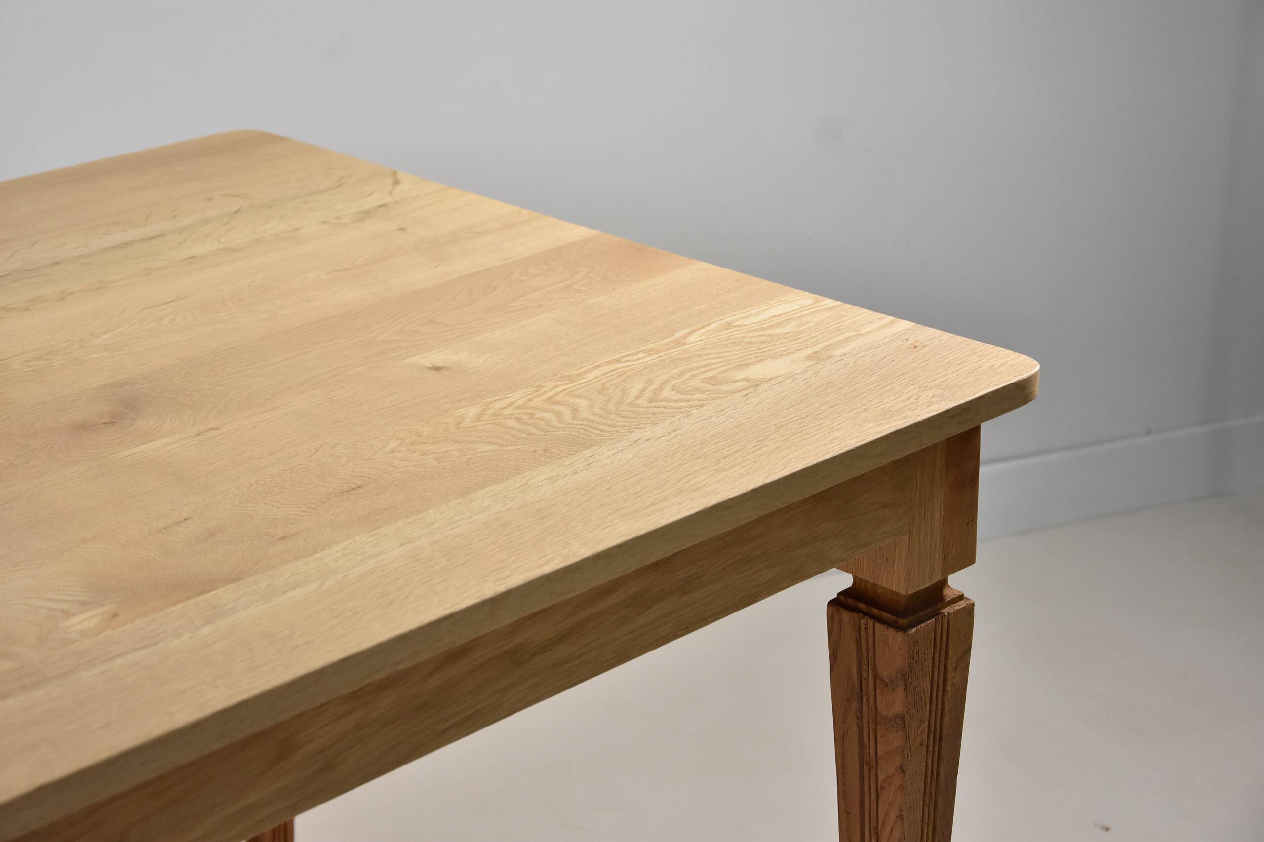 Table en chêne clair avec des pieds anciens