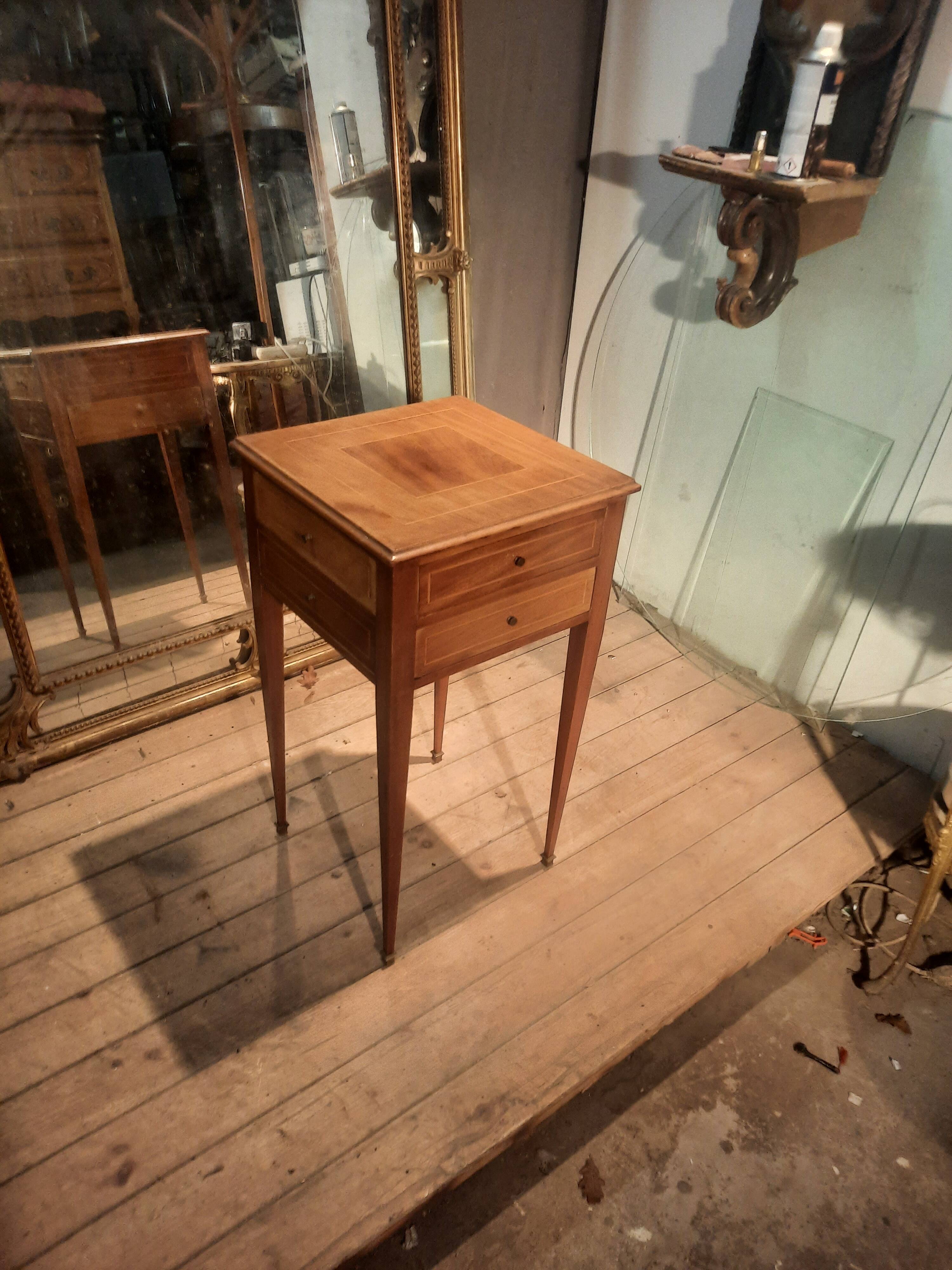 Nightstand with veneer and 4 drawers.