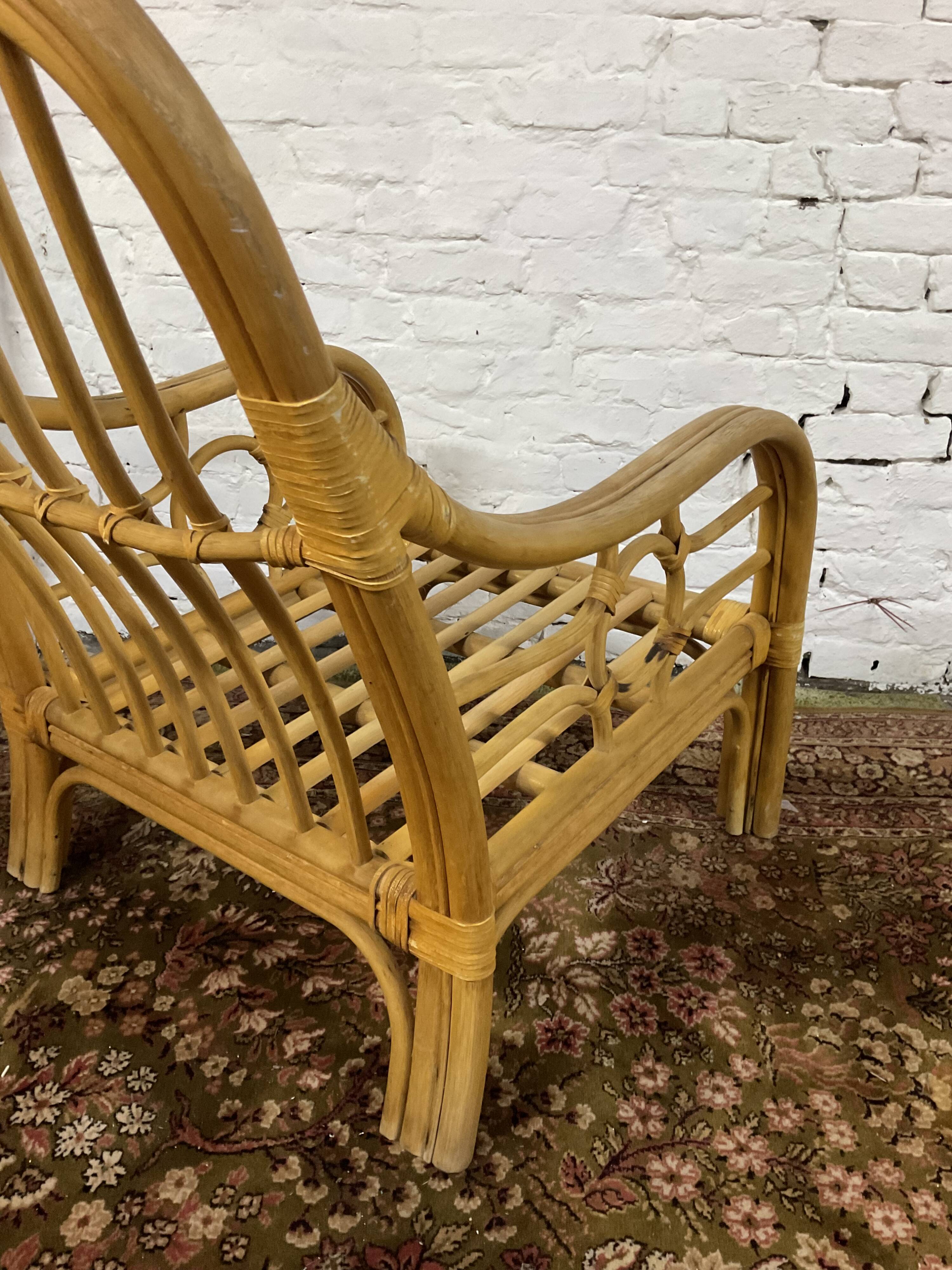Fauteuil chauffeuse vintage en rotin des années 70