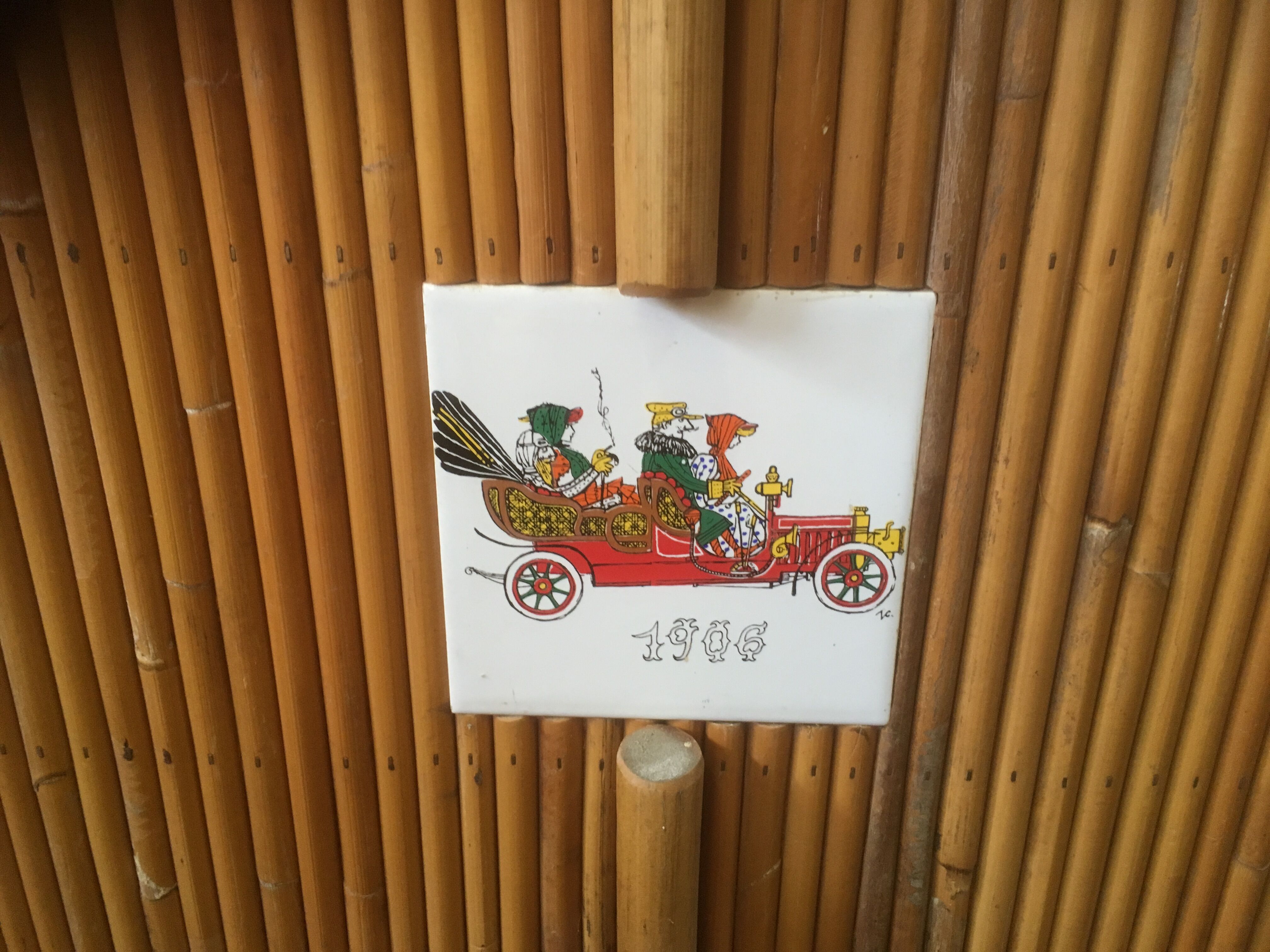 Ensemble bar en rotin bambou et ses 2 tabourets