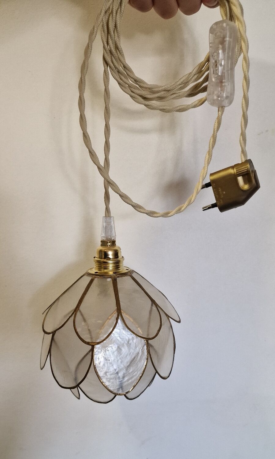 Mother-of-pearl flower in portable lamp or suspension