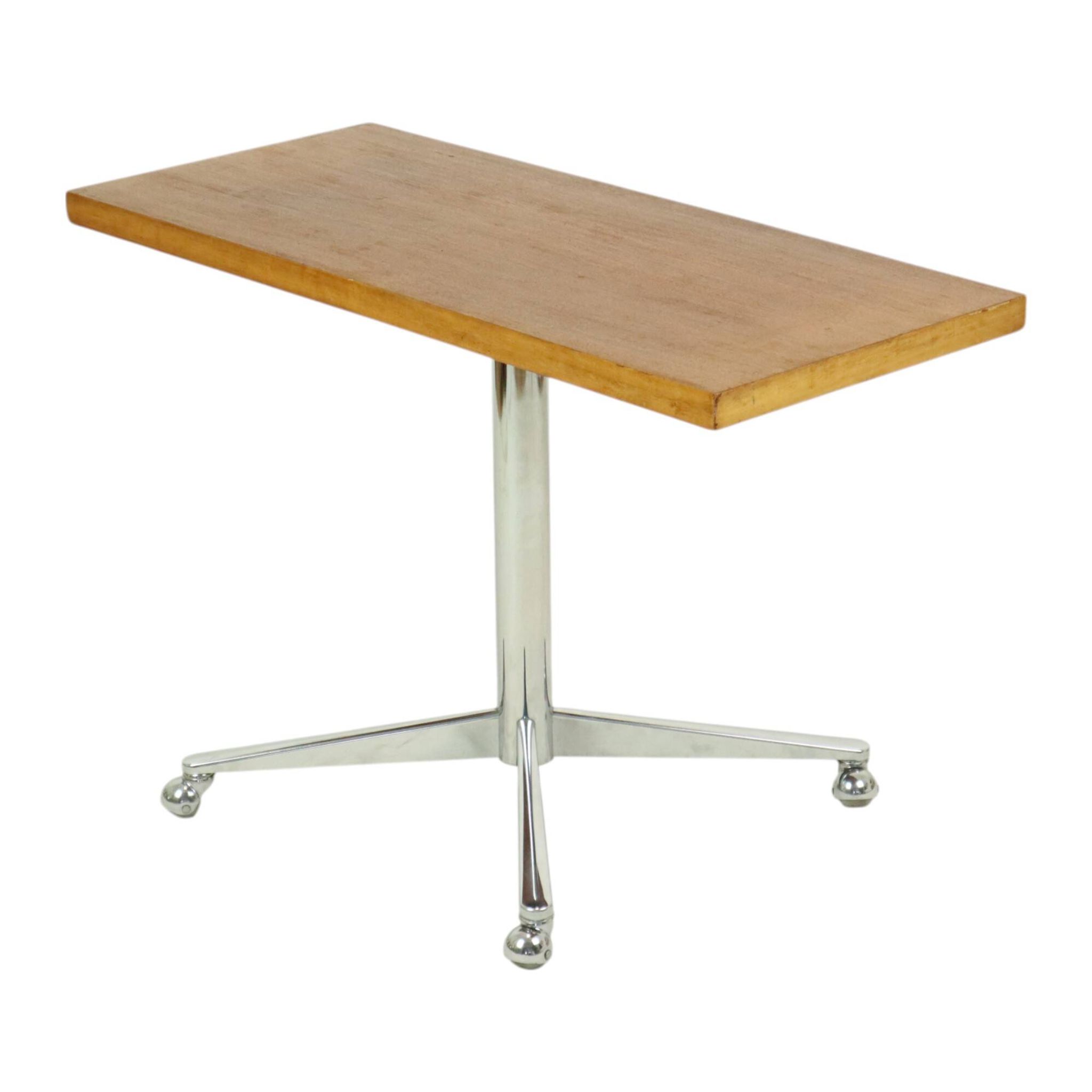 Table basse vintage avec plateau en bois et roulettes chromées, 90 cm