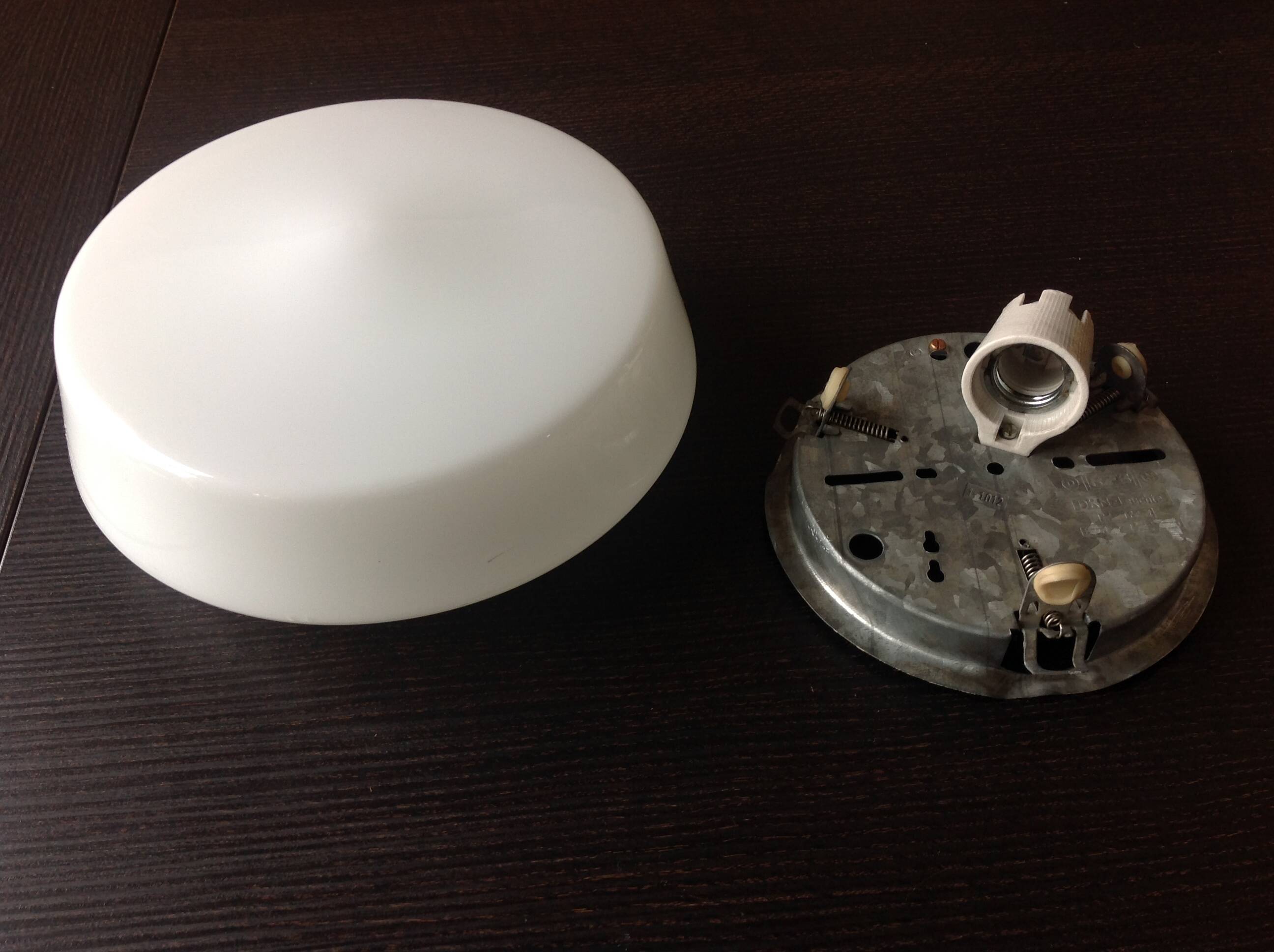 Round ceiling light in white opaline vintage 60s-70s