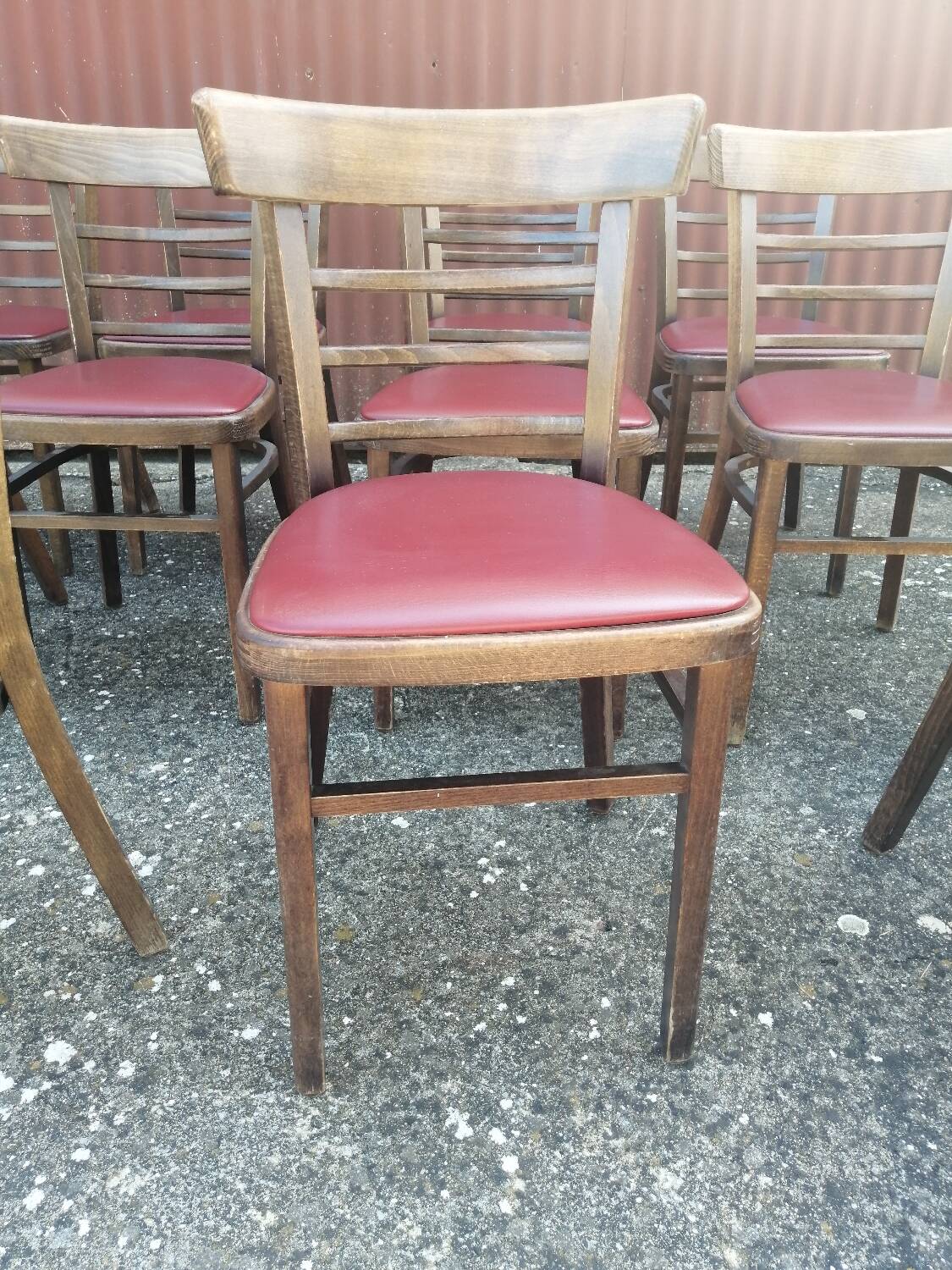 Lot de 19 chaises bistrot en bois et skaï rouge vintage.