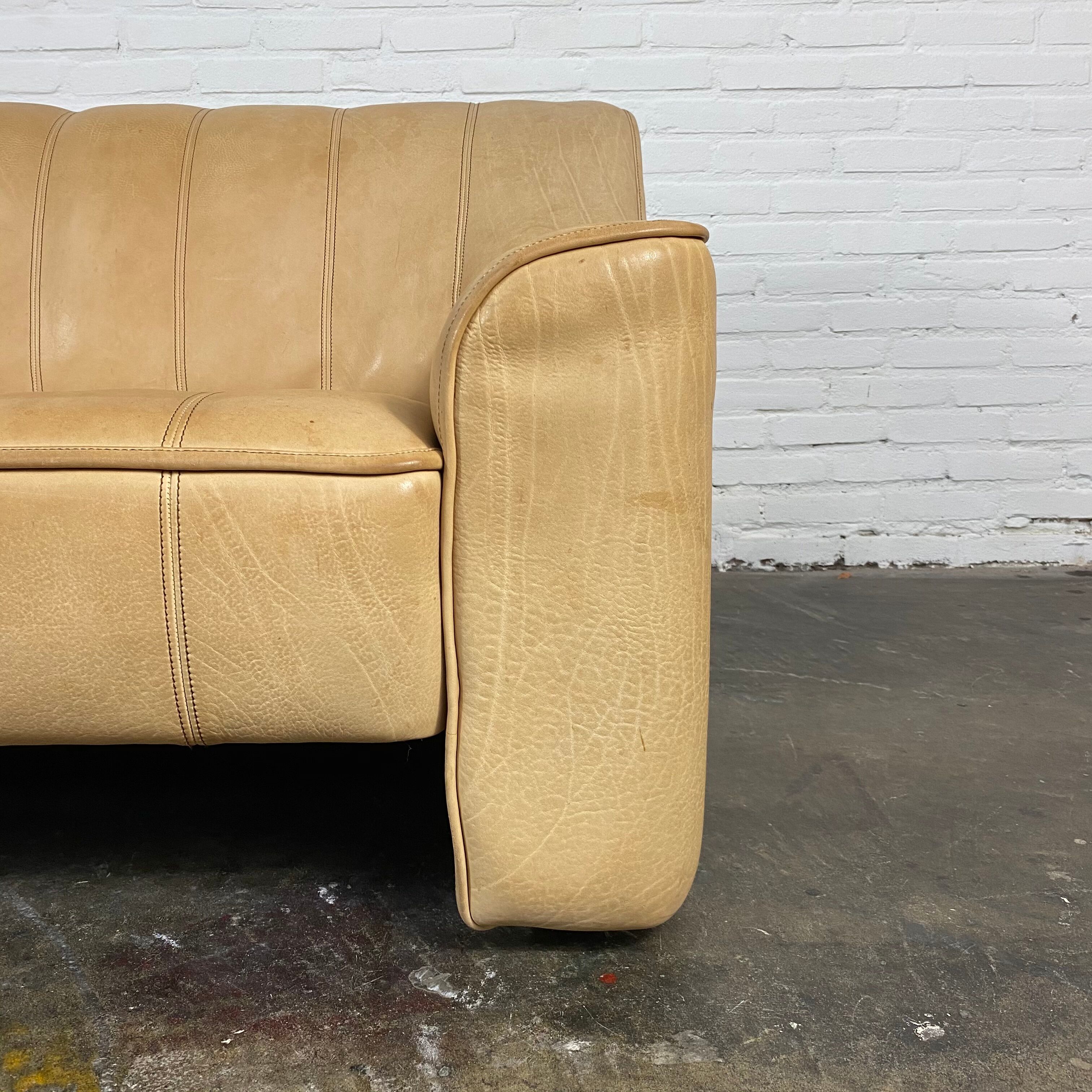 Swiss extendable 2-seater camel leather DeSede DS-44, 1970s.