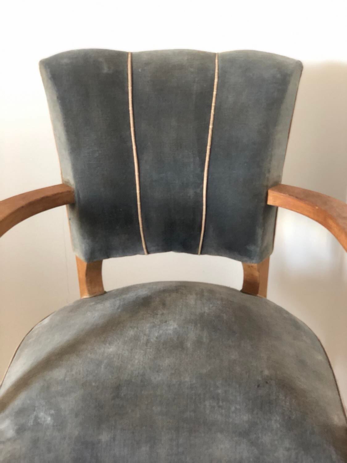 Armchair bridge mustache in blue gray velvet