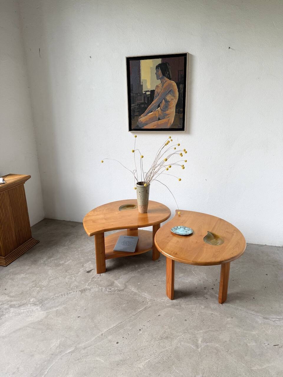 Tables basses en orme formant une goutte