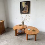 Tables basses en orme formant une goutte