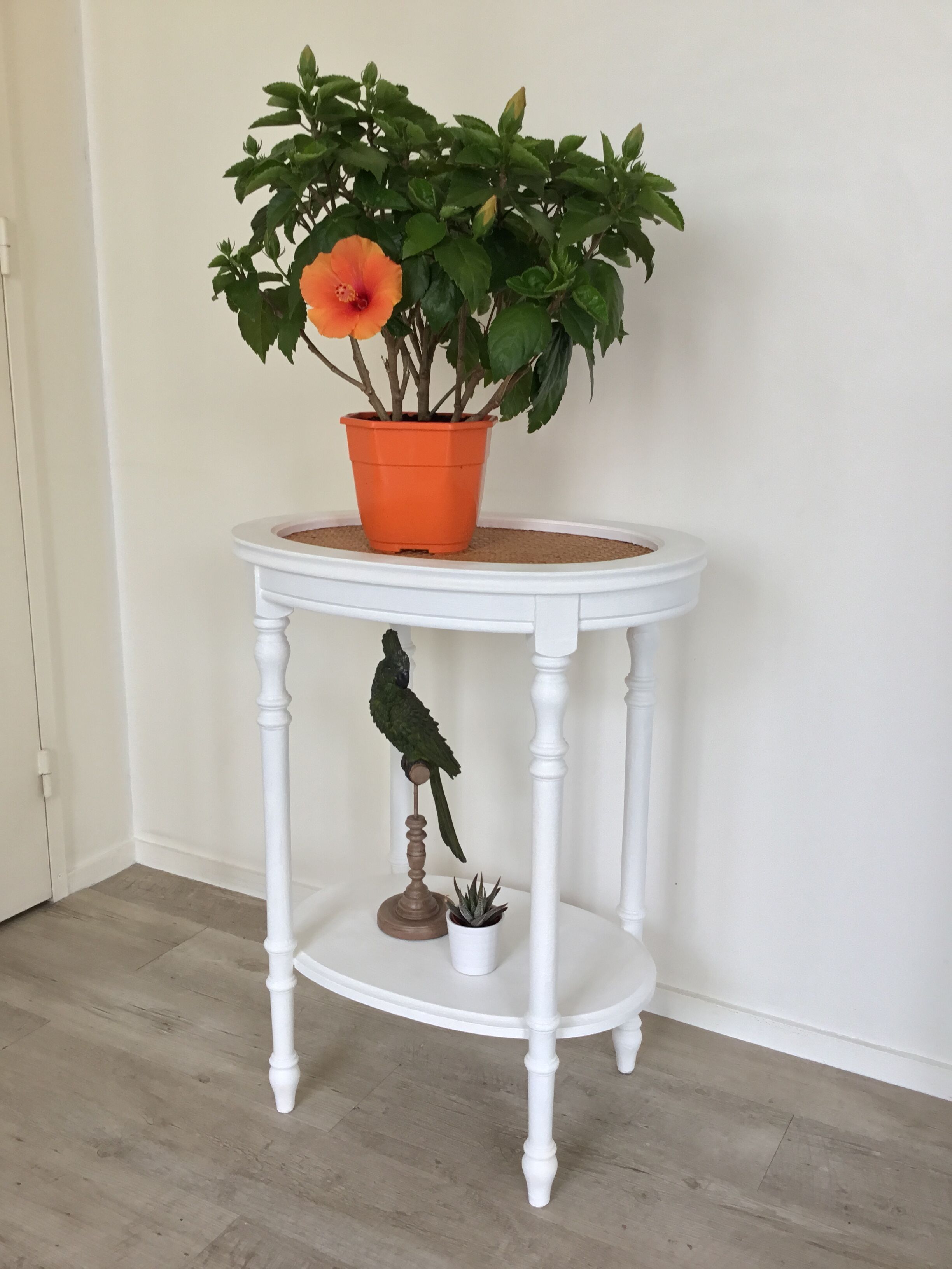 Table d'appoint ovale et cannage