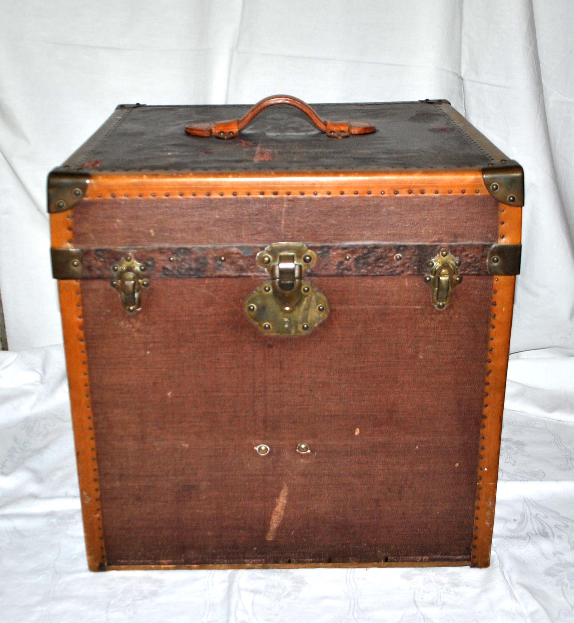 Old square trunk in wood, brass and leather - Travel chest 1920 45cm