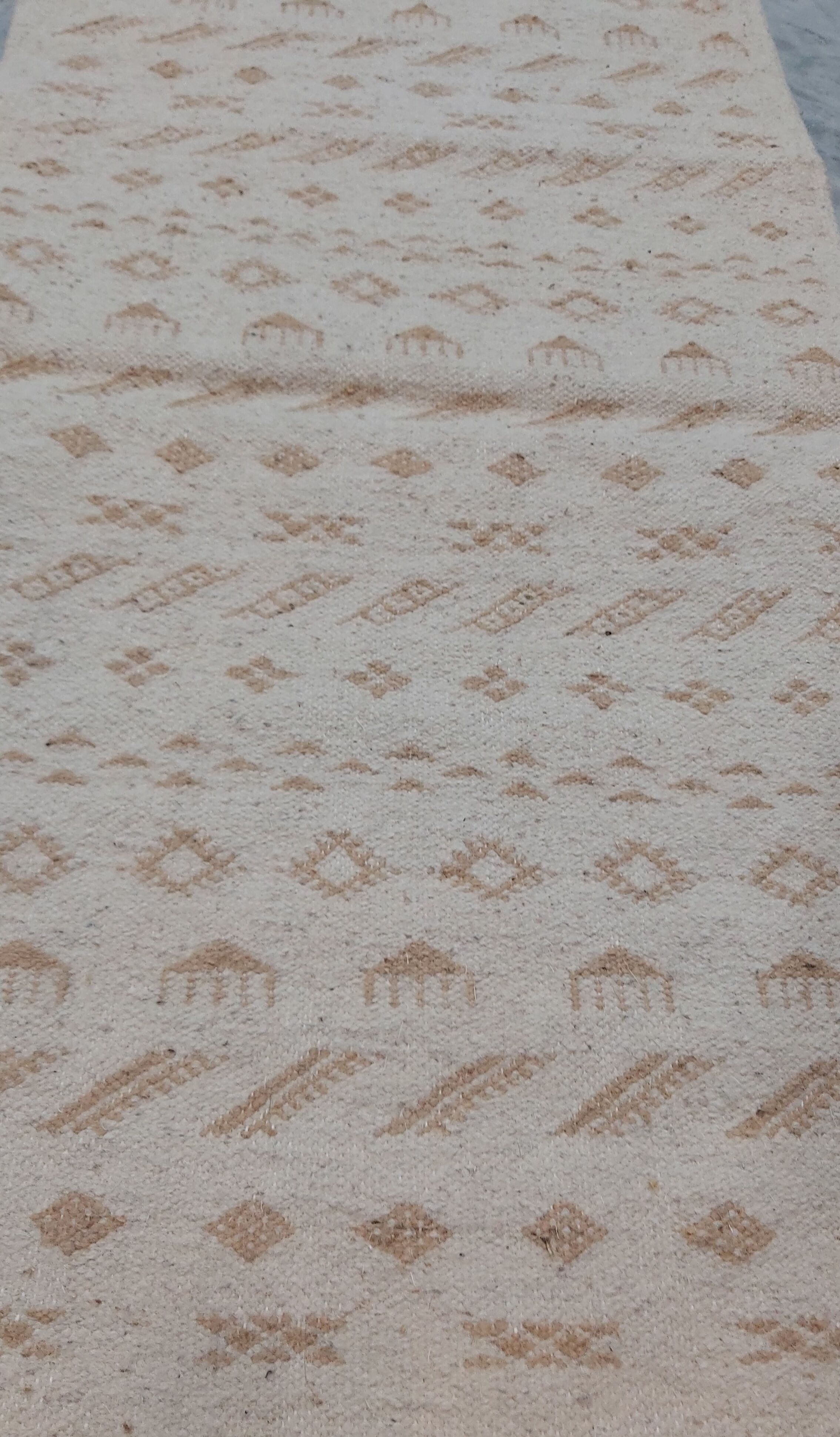 White and brown bed down carpet 122x62cm