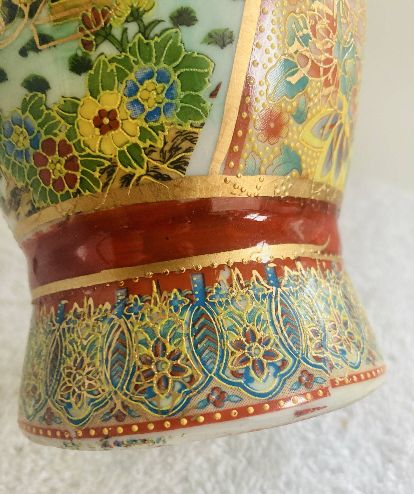 Antique Japanese Satsuma vase, 19th - early 20th century, decorated with geishas.