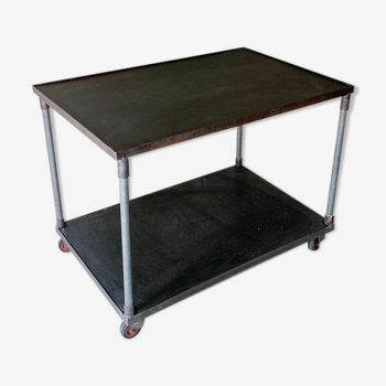 Metal rolling table