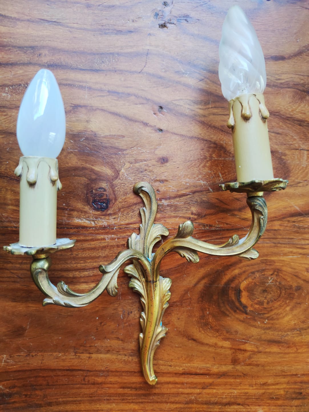 Pair of appliques with two arms of light with a leafy decoration