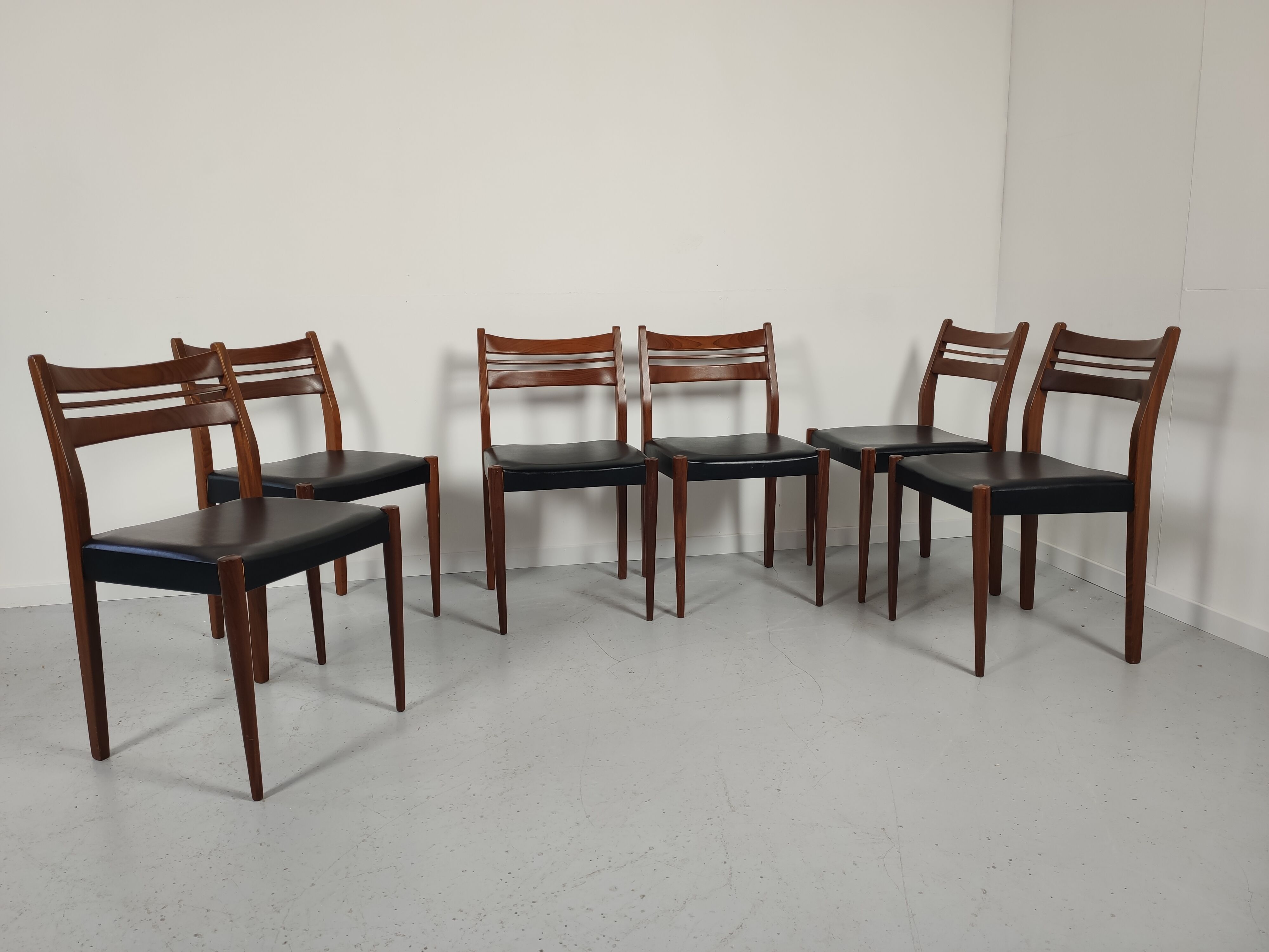 Lot of 6 vintage skai Scandinavian chairs 60s/70s