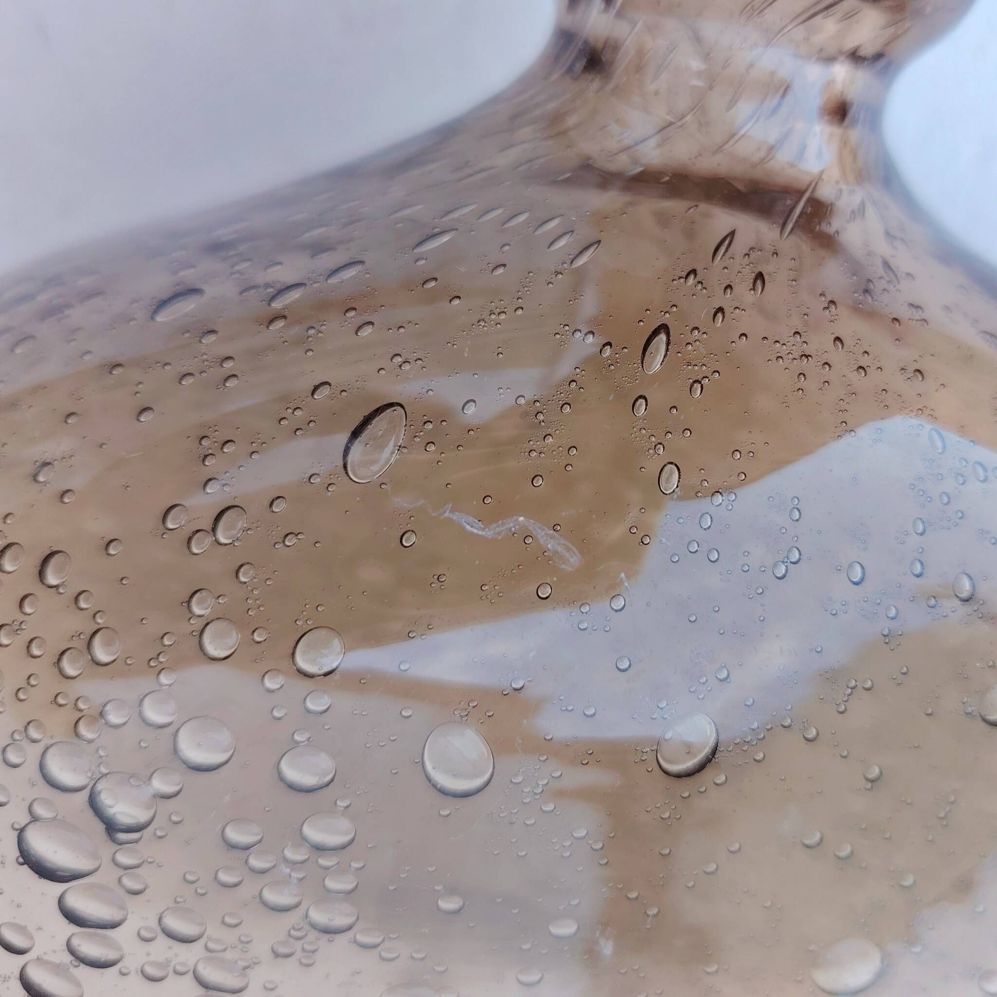 Bouteille en verre bullé, verrerie de Bendor.