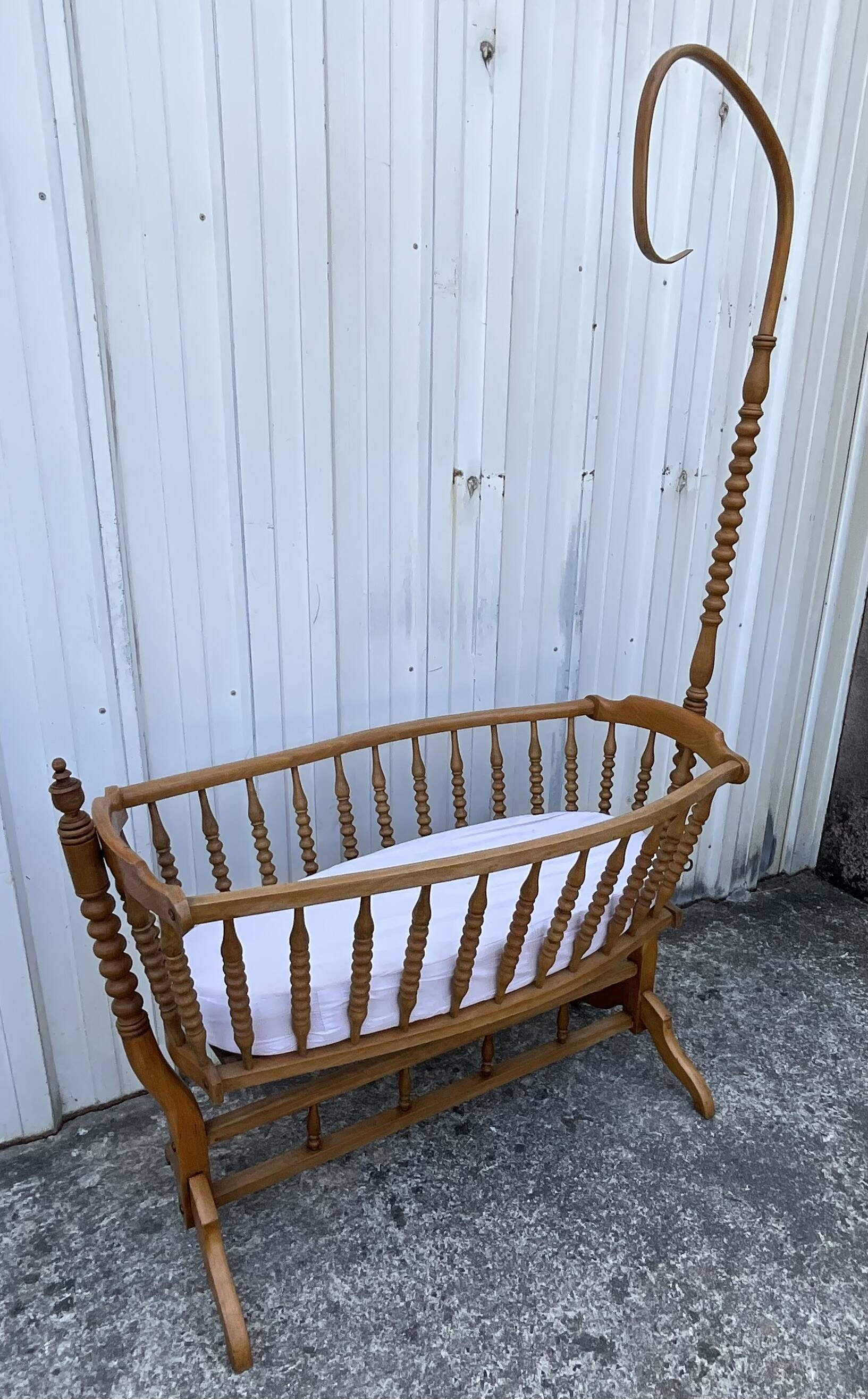 Antique cradle in solid beech – Early 20th century